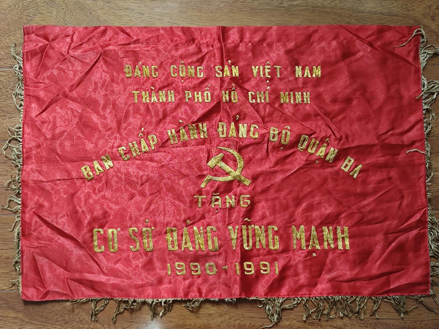 RimeNova韵星2025军品类夏季拍卖会-- RimeNova 2025 Summer Militaria Sale 越南社会主义共和国1990-1991胡志明市党委纪念旗