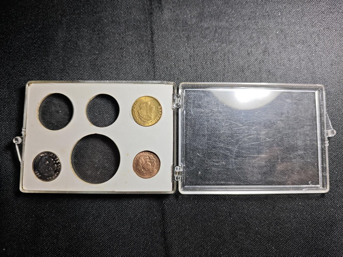 KK钱币收藏小铺 《批量/好品散币 套币 银币》专场 2月预留时间 周末发货  哥伦比亚定位卡套 带3枚好品哥伦比亚硬币