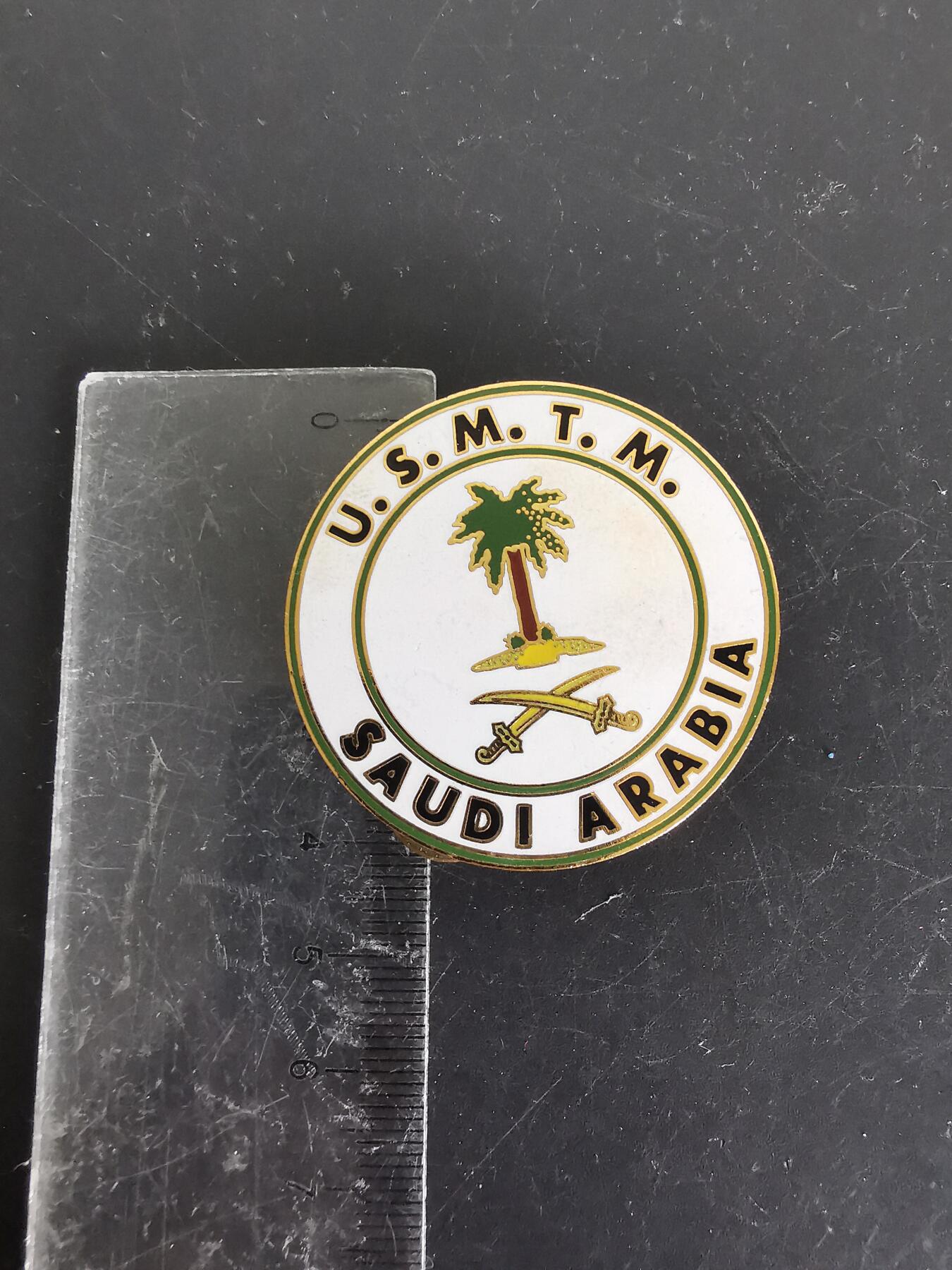老王徽章第137期 美国派驻沙特阿拉伯军事训练团证章    直径42mm