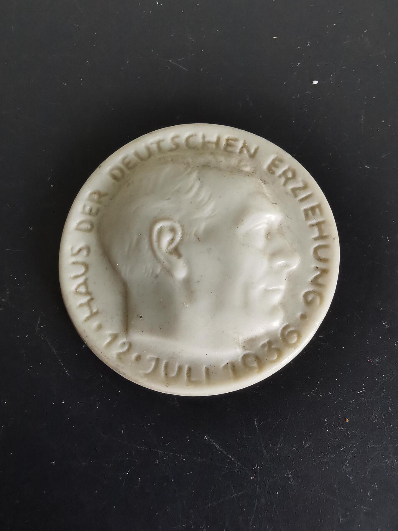 老王徽章第137期 德三NSDAP教师联盟建立者Hans Schemma头像纪念章   瓷质