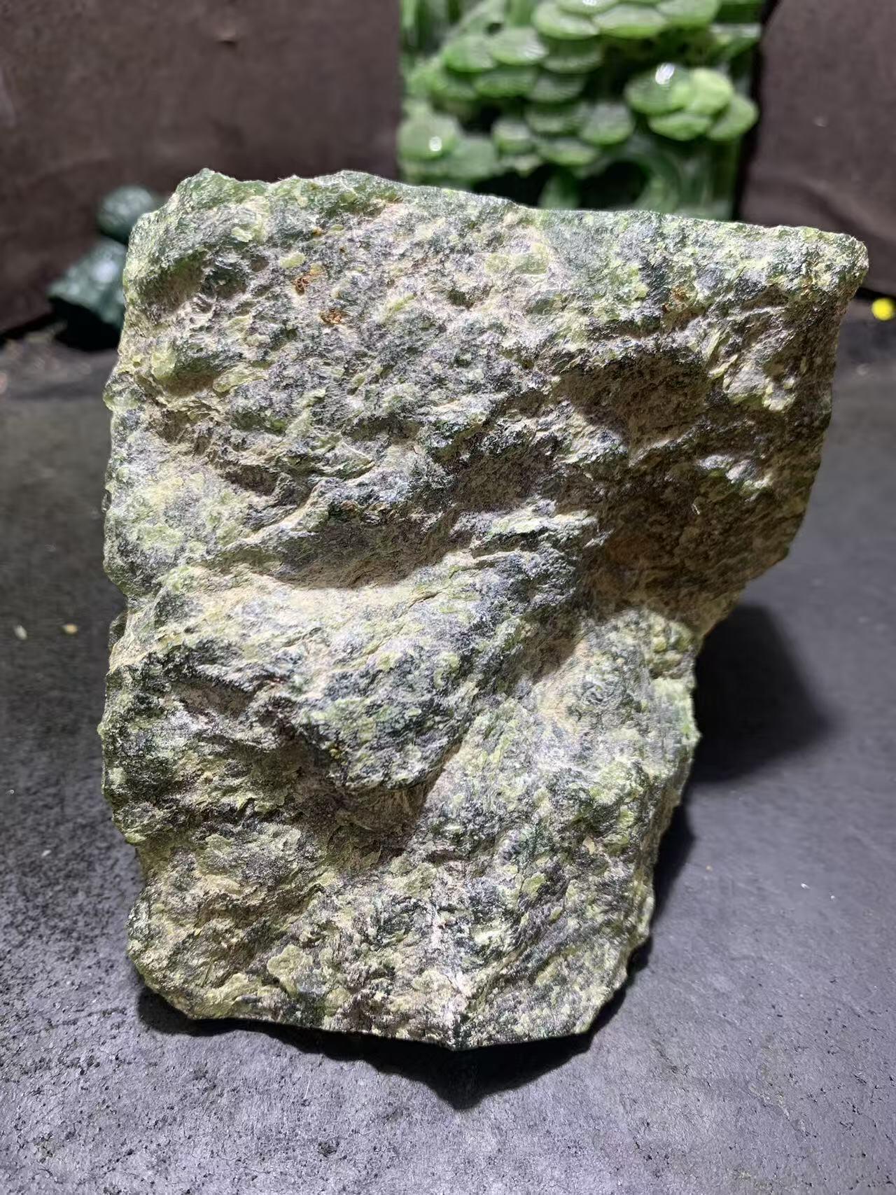 天然原皮和田玉碧玉原石一颗，