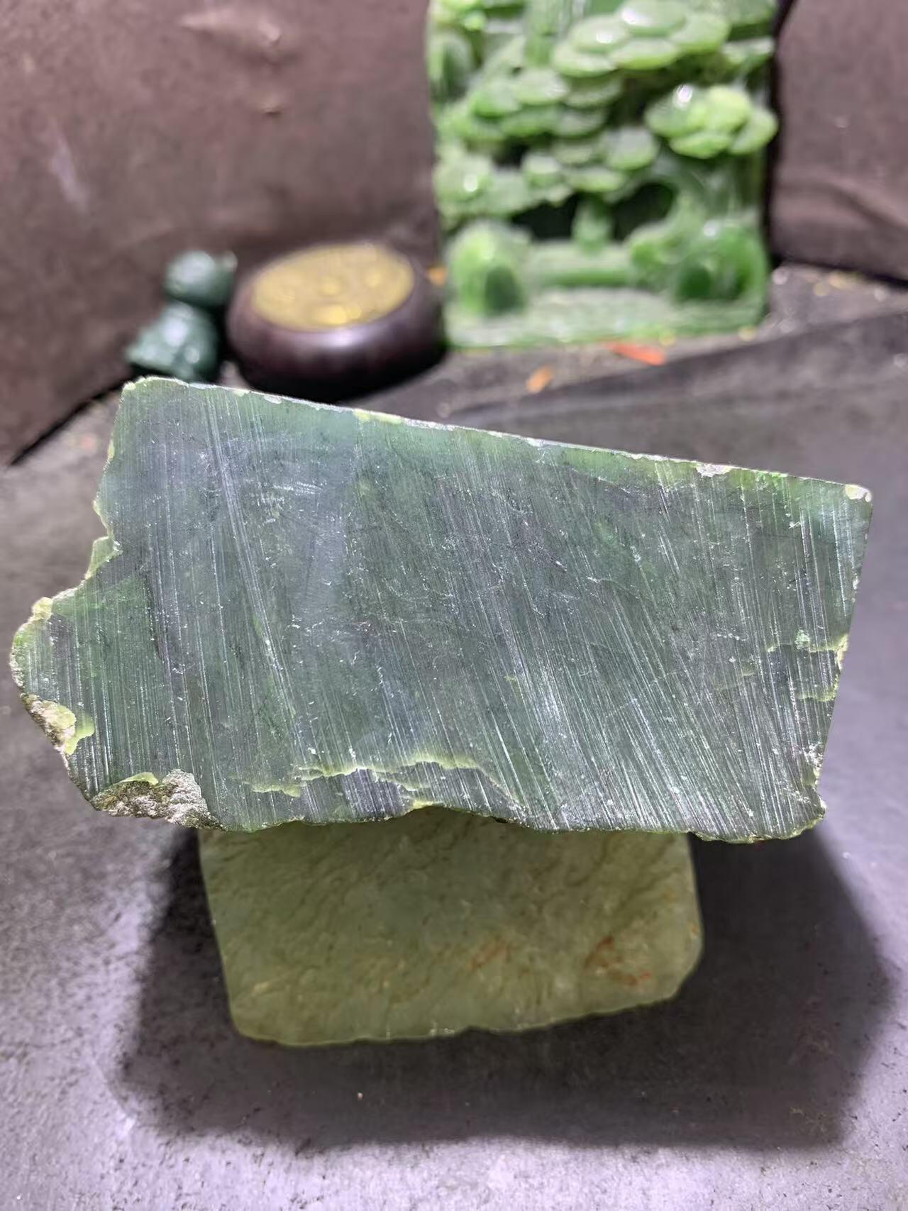 天然原皮和田玉碧玉原石一颗，