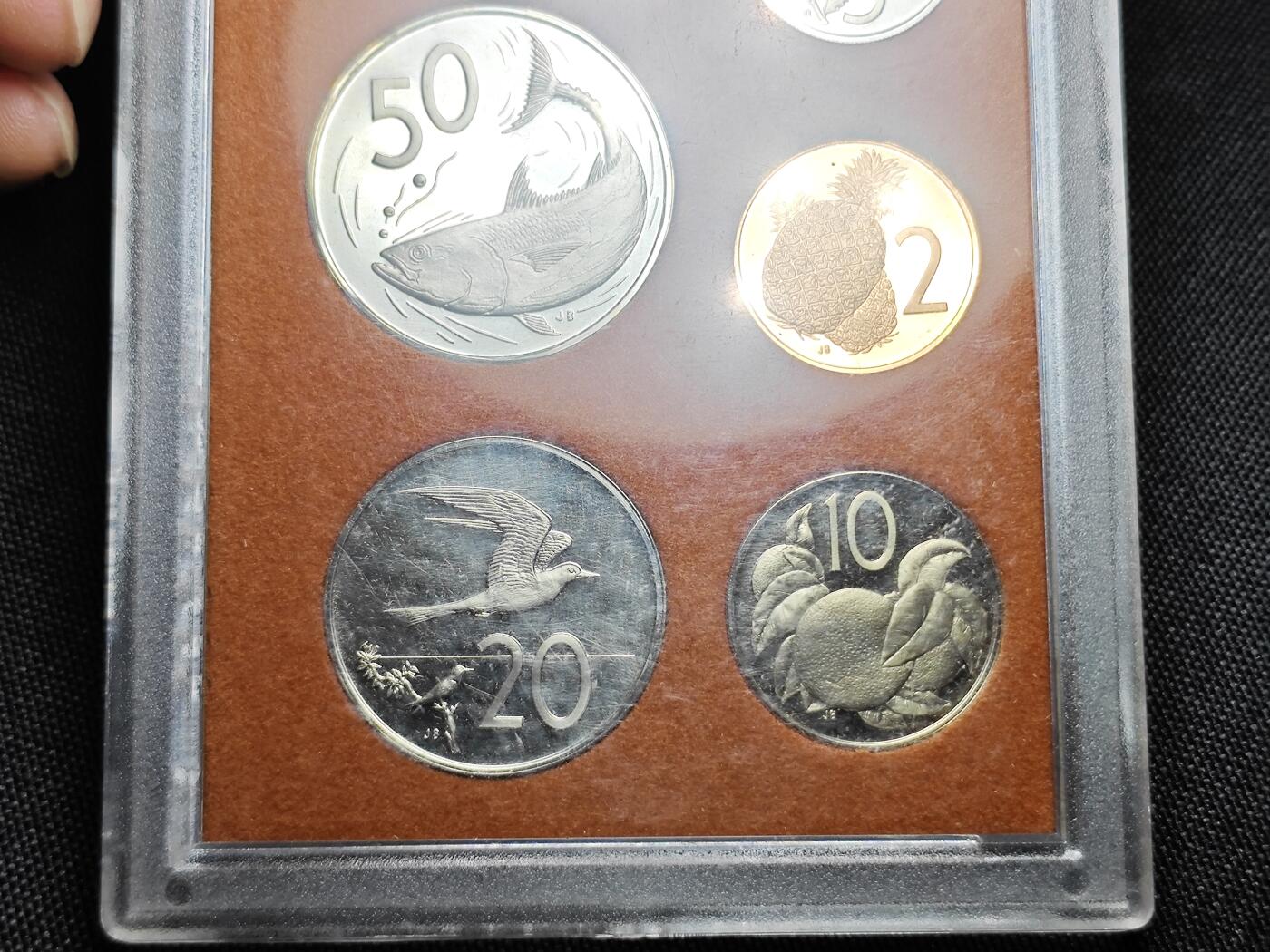KK钱币收藏小铺 《批量/好品散币 套币 银币》专场 2月预留时间 周末发货  1974库克群岛大小面值清年一套 精制币！ 盒子花了，币好的