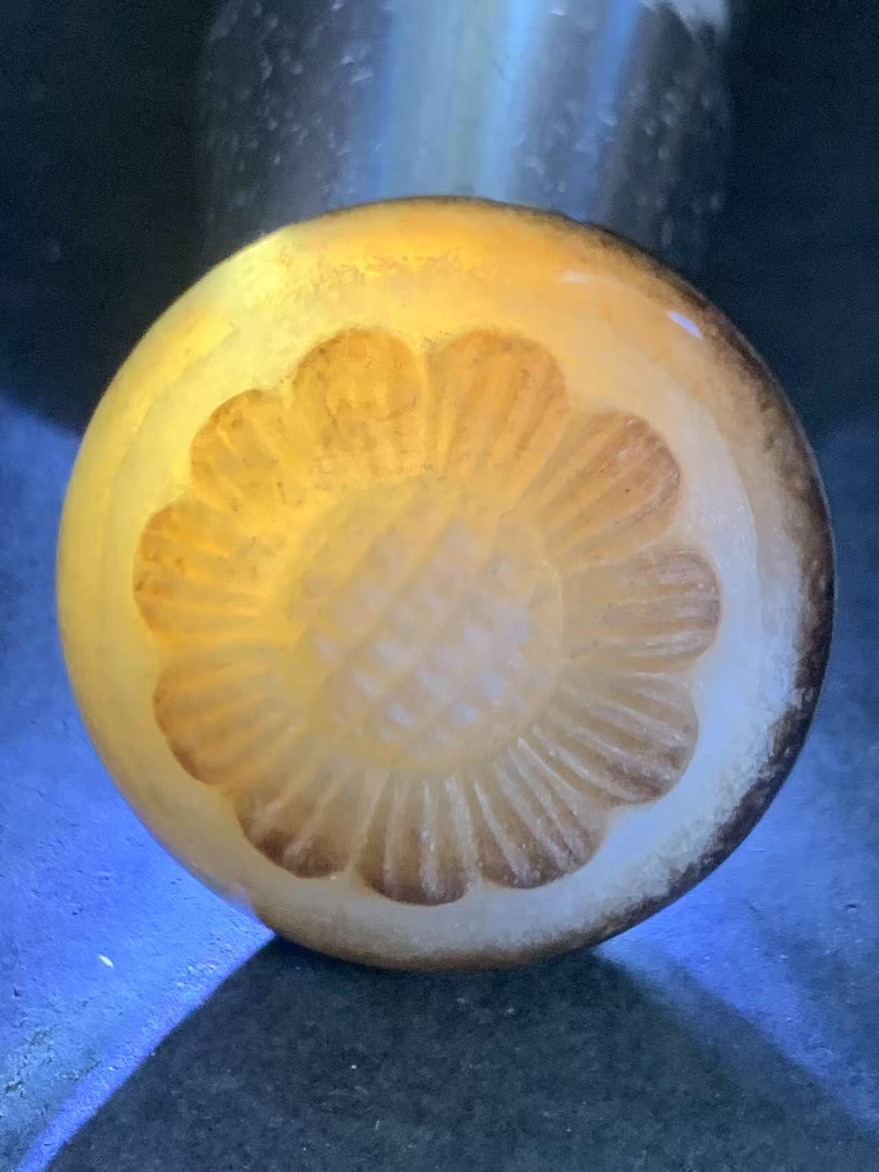 精品天眼纹药师玛瑙手工雕刻太阳花板珠（背云）一颗。