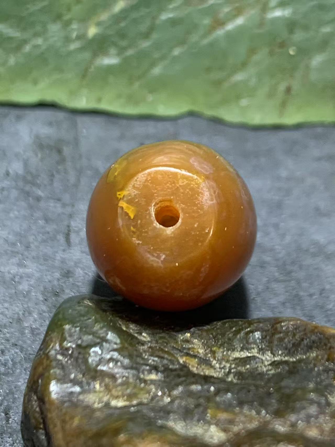 精美罕见冻料战国红玛瑙随形桶珠一个