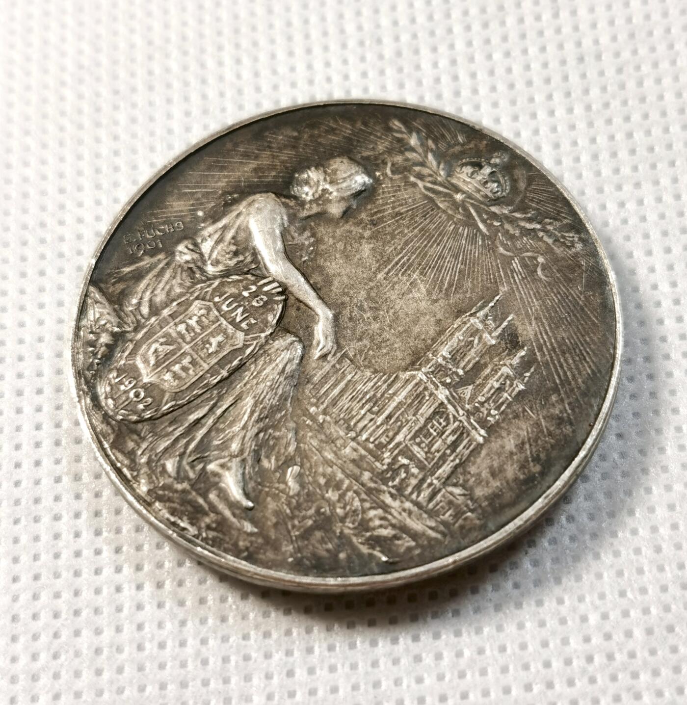  甄臻铺-世界币章拍卖（第26期），送拍享返佣金等优惠多多 1902年英国爱德华七世和皇后加冕纪念银章，由Elkington公司制作，正面刻有国王和王后侧脸浮雕，背面是圣保罗大教堂和胜利女神图案。直径38.8毫米，重31.9克，边缘有E.FUCHS签名