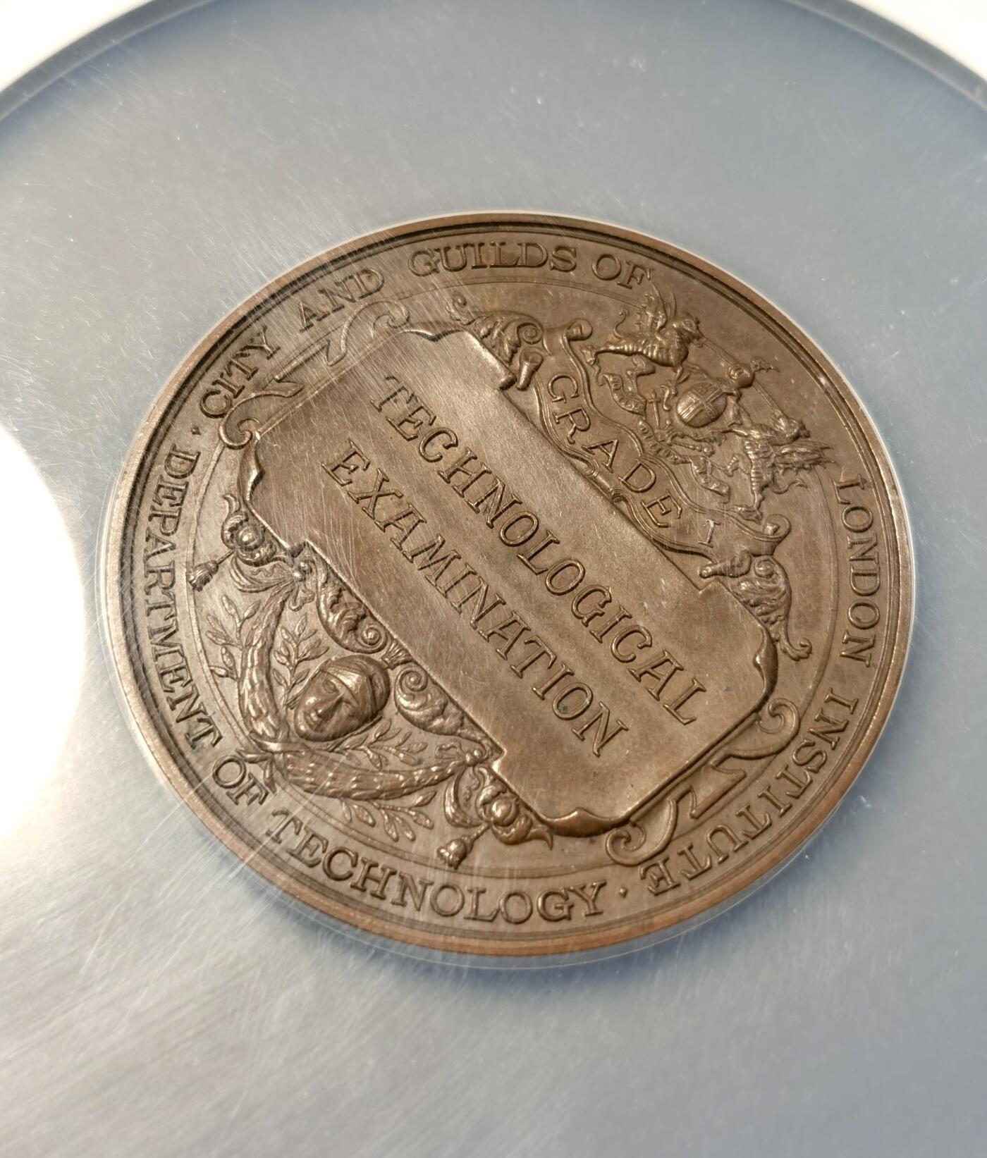  甄臻铺-世界币章拍卖（第26期），送拍享返佣金等优惠多多 NGC-MS64 1912年颁发的英国伦敦科技考试获奖铜章，正面刻有精美浮雕图案，环绕着