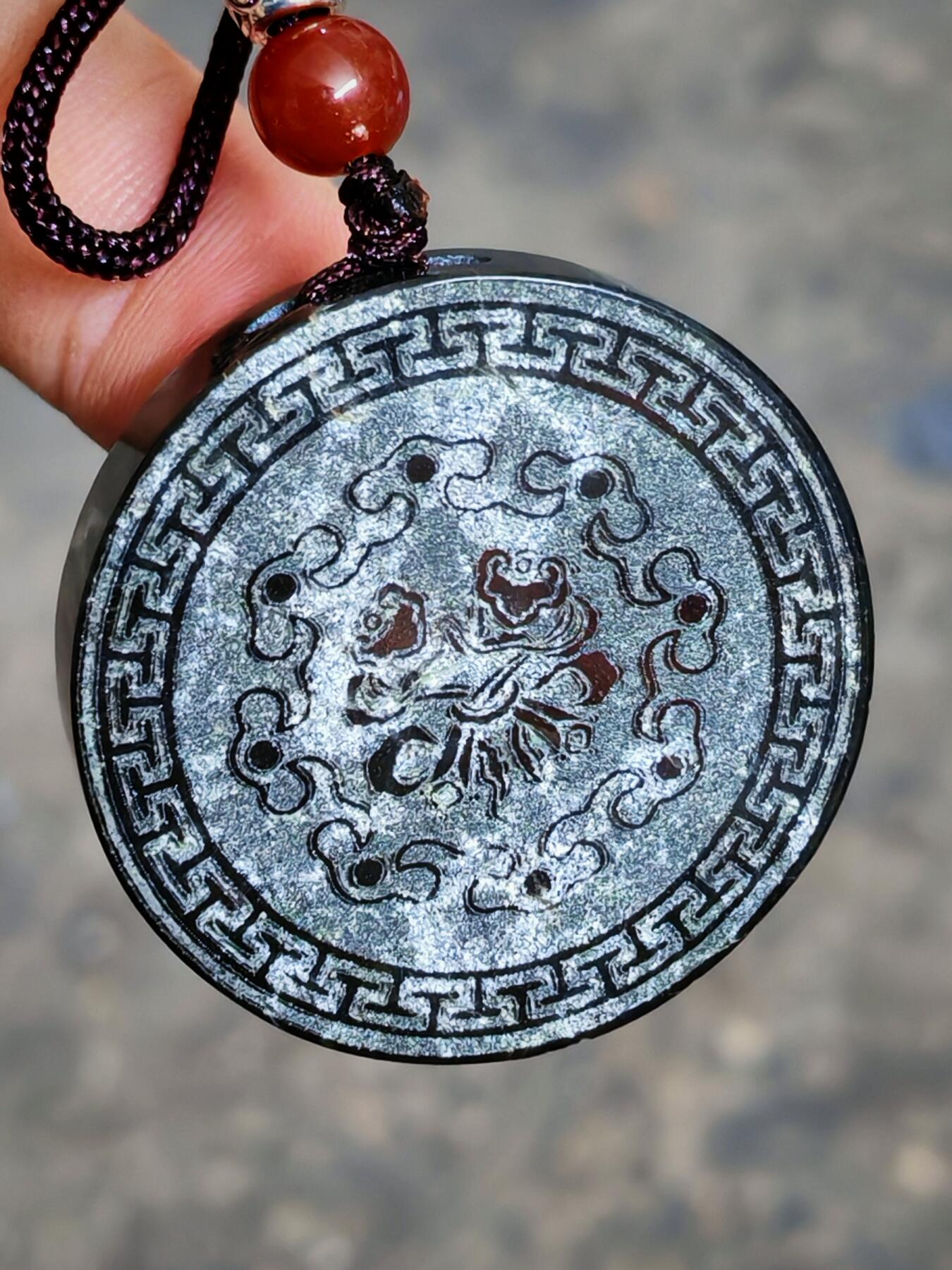 精品画面石中强磁墨玉日进斗金挂牌(28019)尺寸41*8mm重量30.6g