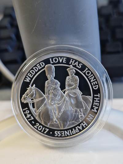 第168期拍卖【长期征集拍品】 - ·英国2017年女王白金婚5镑精制加厚纪念银币，925银，56.56克，发行4500枚