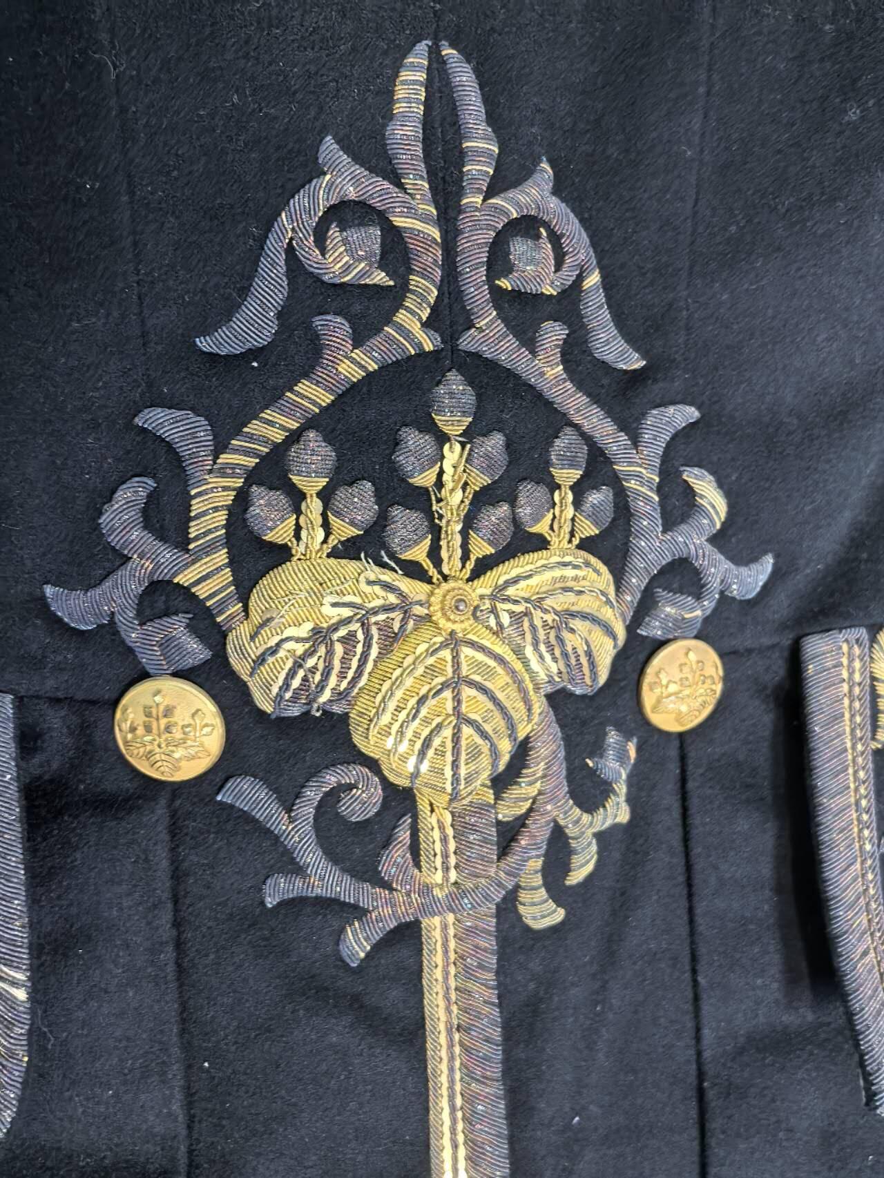 小驴勋章奖章收藏7月26日星期六晚18点拍卖（有偿代拍送拍规则在简介最后，店主微信码在最后一拍品，参拍须阅读规则后再参拍，关系到运费包装发货时效真假辨别等关键信息，送拍规则在最后介绍后面，8月2日暂停一期9日继续） 日本明治文官大礼服，羊毛金属刺绣，上百年衣物，不要问尺码，尺寸很小没法穿，金属刺绣部分碰触运输时会有损伤，介意勿拍