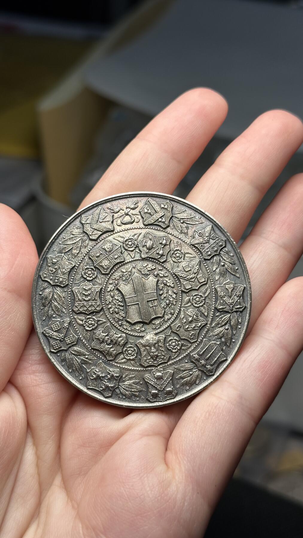 甄臻铺-世界币章拍卖（第26期），送拍享返佣金等优惠多多 1939年英国伦敦科技学院颁发的银质奖章，直径51毫米，重78.7克，比一般版本厚重很压手。正面精美浮雕图案环绕