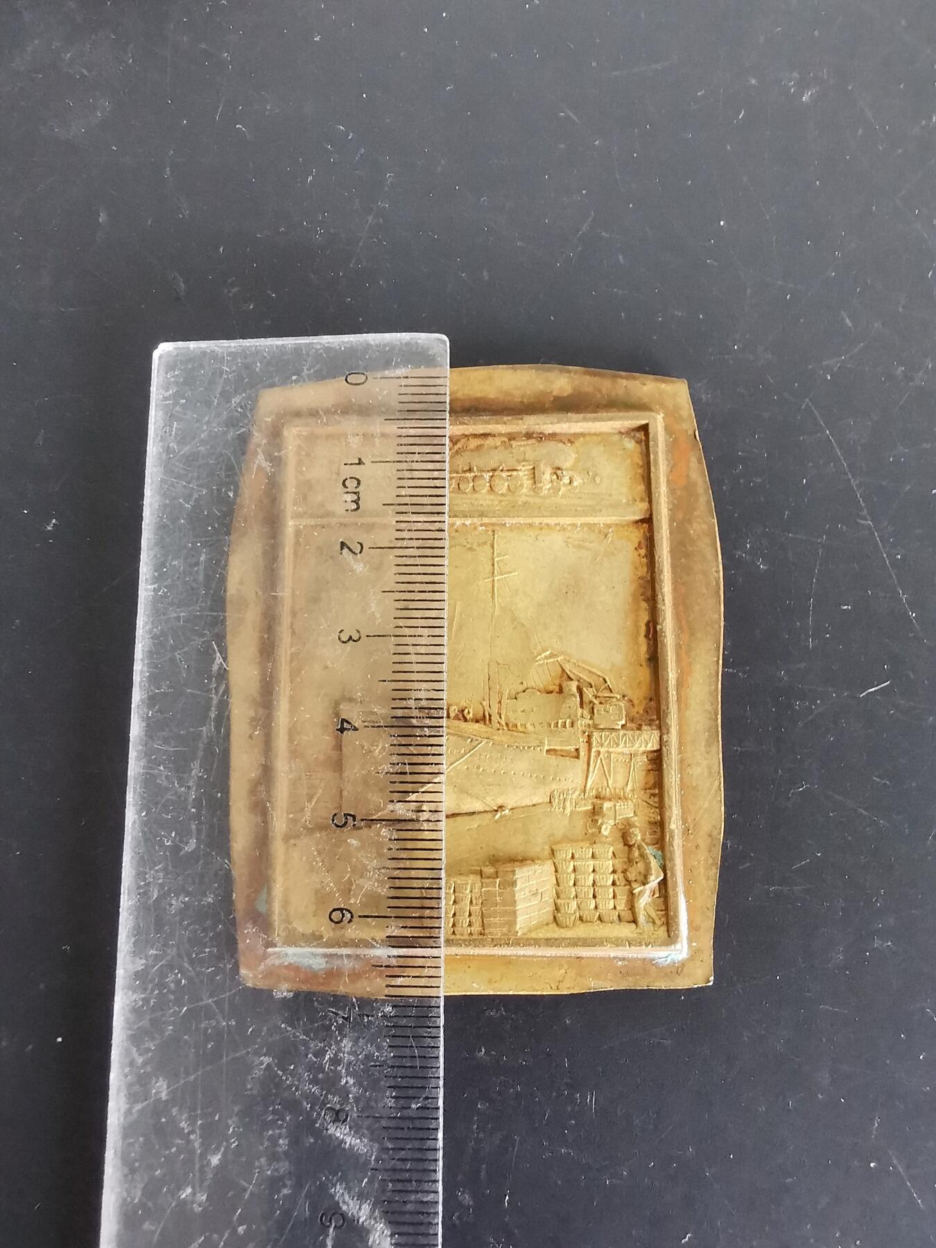 老王徽章第137期 法国海运业镀金方形大铜章    尺寸68×59mm  重量102.3g