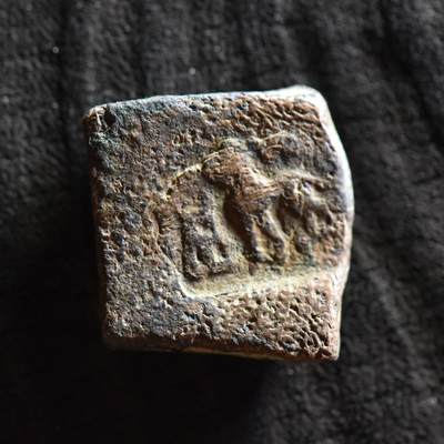 【良泉】【直播场】第三十五期，172组 银器、银饰、西方古代钱币专场，8月7日晚19.30点开拍！ - 10.82克，公元前185-前160年【古印度】布色羯逻伐底城，狮子、大象、三拱佛丘 1又1/2卡夏帕 大铜币