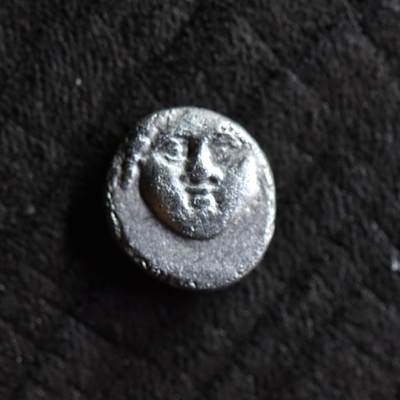 【良泉】【直播场】第三十五期，172组 银器、银饰、西方古代钱币专场，8月7日晚19.30点开拍！ - 【藏家出品B】公元前375-前355年【古希腊】色雷斯地区-阿波罗尼亚城，美杜莎，背船锚小龙虾2奥波银币，1.08克