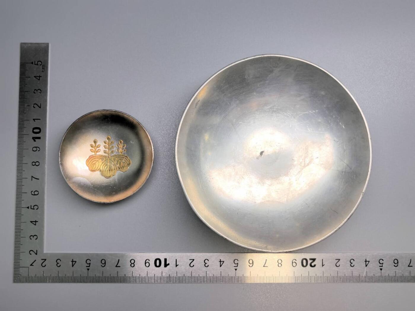 小驴勋章奖章收藏7月26日星期六晚18点拍卖（有偿代拍送拍规则在简介最后，店主微信码在最后一拍品，参拍须阅读规则后再参拍，关系到运费包装发货时效真假辨别等关键信息，送拍规则在最后介绍后面，8月2日暂停一期9日继续） 日本纪念金属酒杯一对