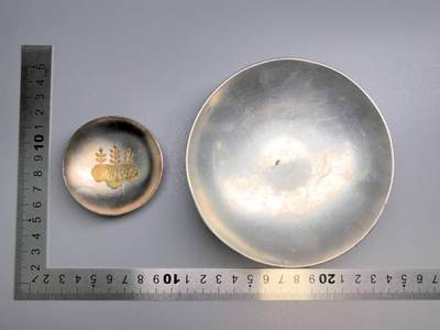 小驴勋章奖章收藏7月26日星期六晚18点拍卖（有偿代拍送拍规则在简介最后，店主微信码在最后一拍品，参拍须阅读规则后再参拍，关系到运费包装发货时效真假辨别等关键信息，送拍规则在最后介绍后面，8月2日暂停一期9日继续） - 日本纪念金属酒杯一对