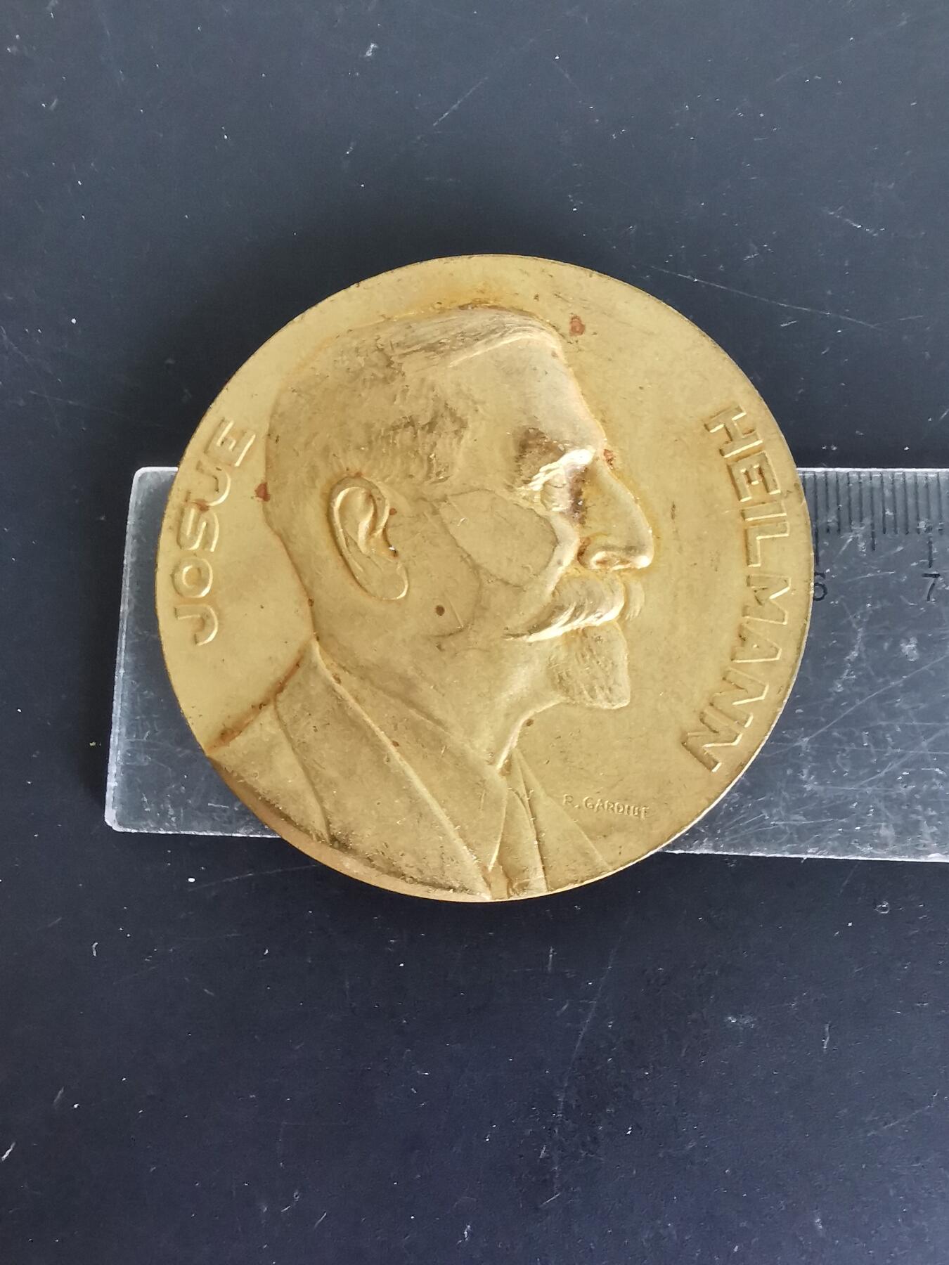 老王徽章第137期 法国JOSUE HEILMANN镀金大铜章   直径60mm  重量85.2g