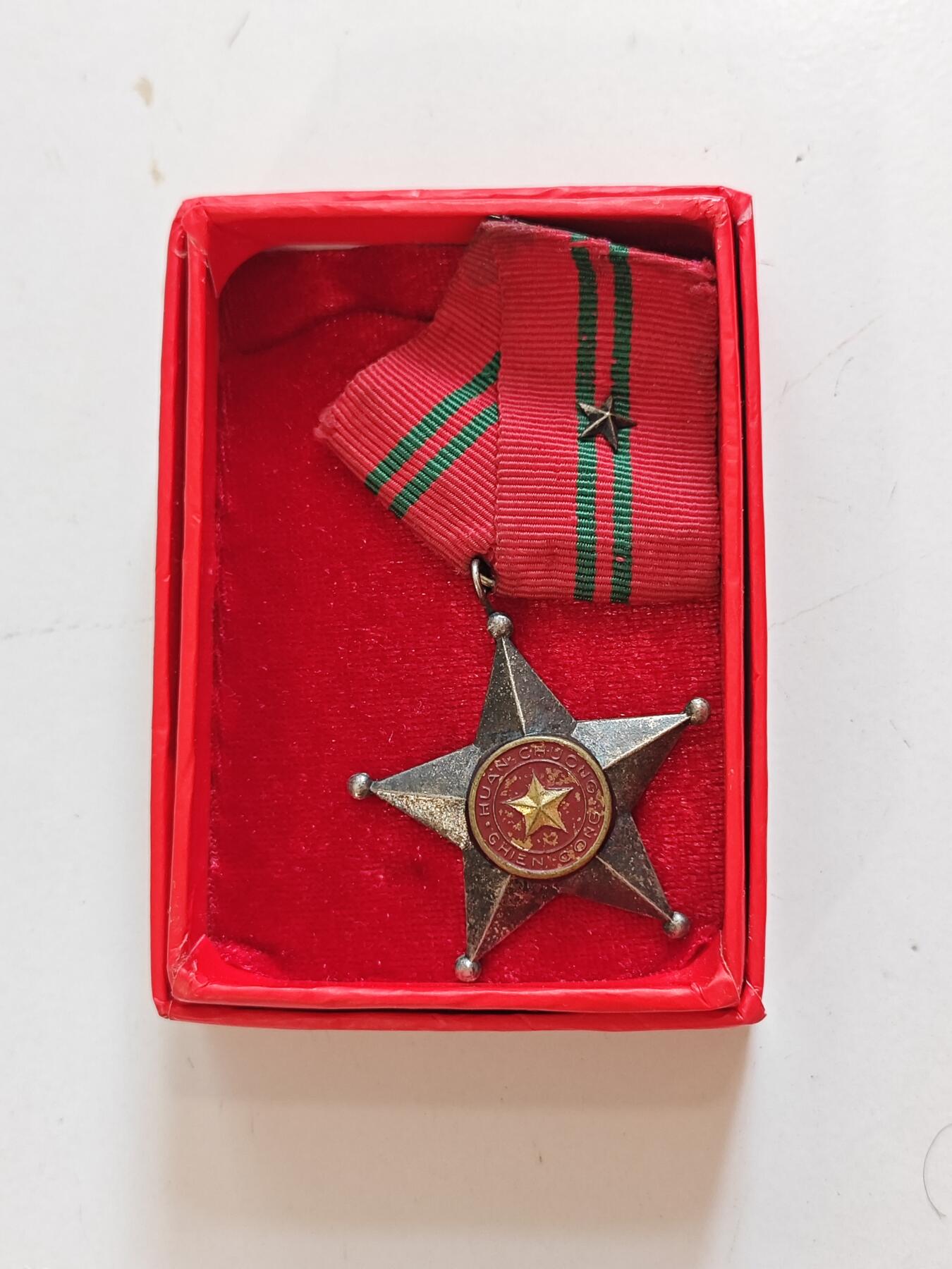 RimeNova韵星2025军品类夏季拍卖会-- RimeNova 2025 Summer Militaria Sale 越南民主共和国三级战功勋章带原盒一套