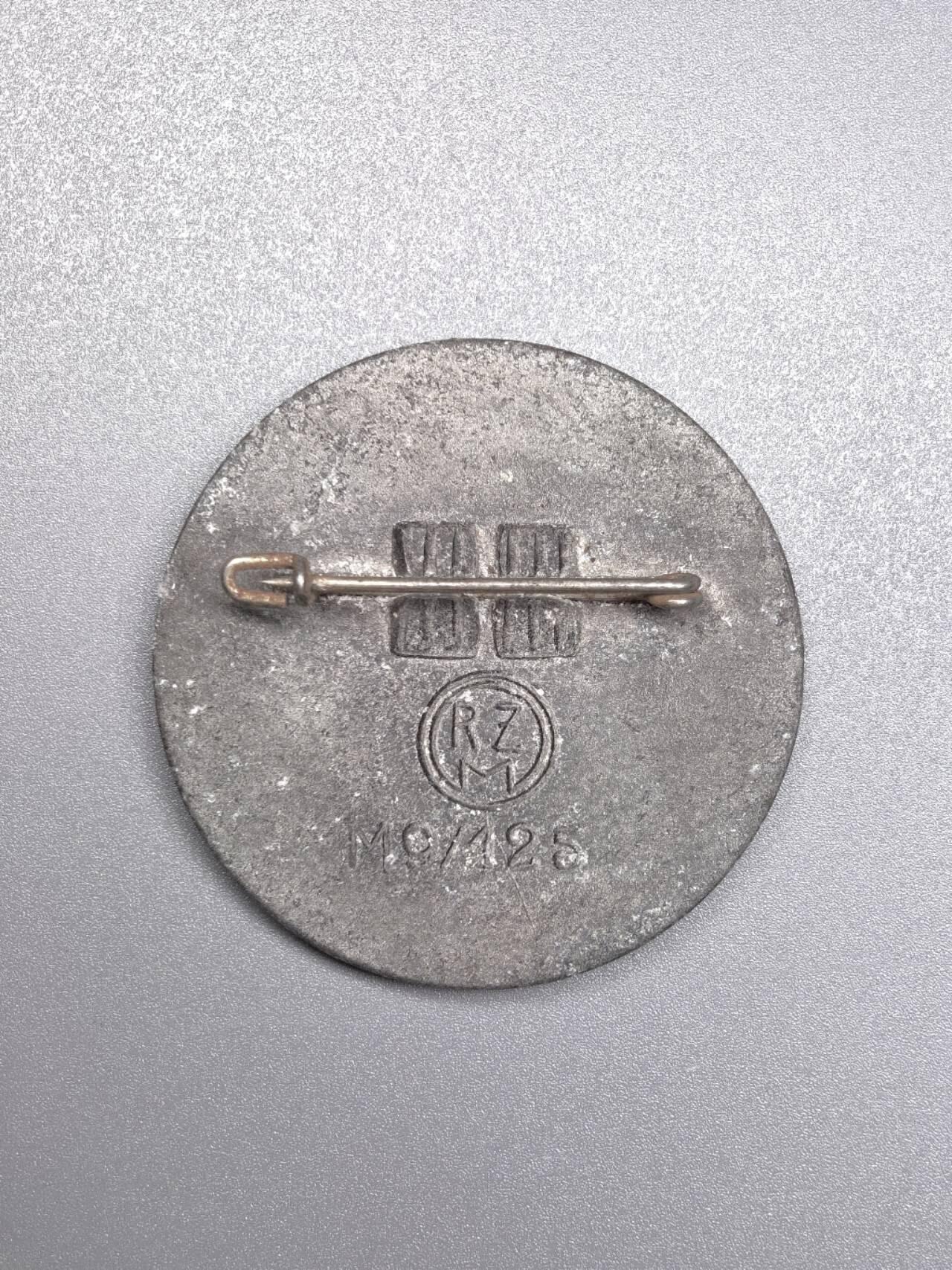 小驴勋章奖章收藏7月26日星期六晚18点拍卖（有偿代拍送拍规则在简介最后，店主微信码在最后一拍品，参拍须阅读规则后再参拍，关系到运费包装发货时效真假辨别等关键信息，送拍规则在最后介绍后面，8月2日暂停一期9日继续） 德国德三1938年NSDAP德国纽伦堡党代会徽章徽章，锌质，背打RZM标，品如图