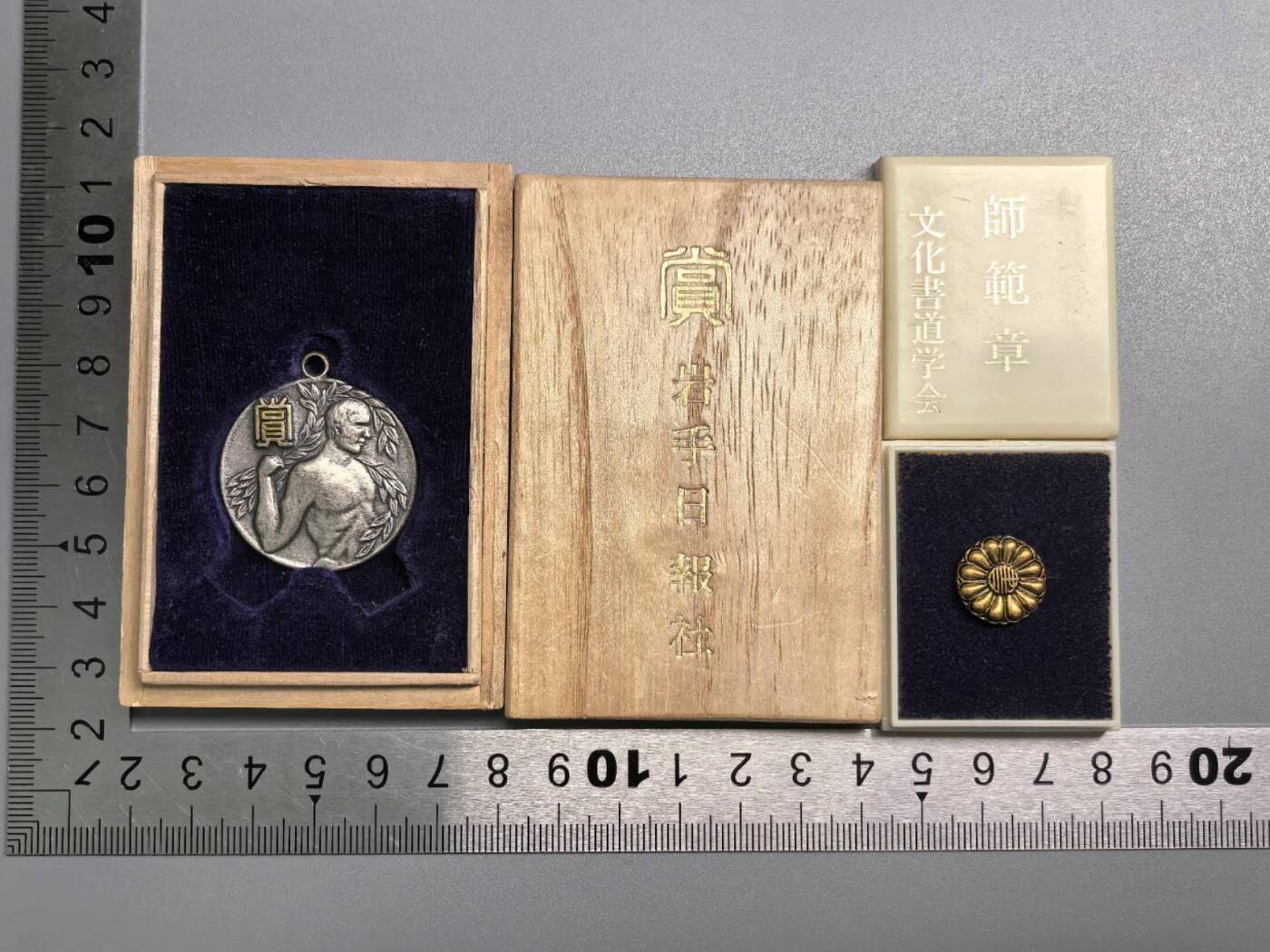 小驴勋章奖章收藏7月26日星期六晚18点拍卖（有偿代拍送拍规则在简介最后，店主微信码在最后一拍品，参拍须阅读规则后再参拍，关系到运费包装发货时效真假辨别等关键信息，送拍规则在最后介绍后面，8月2日暂停一期9日继续） 日本小徽章带盒一对