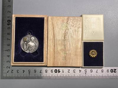 小驴勋章奖章收藏7月26日星期六晚18点拍卖（有偿代拍送拍规则在简介最后，店主微信码在最后一拍品，参拍须阅读规则后再参拍，关系到运费包装发货时效真假辨别等关键信息，送拍规则在最后介绍后面，8月2日暂停一期9日继续） - 日本小徽章带盒一对