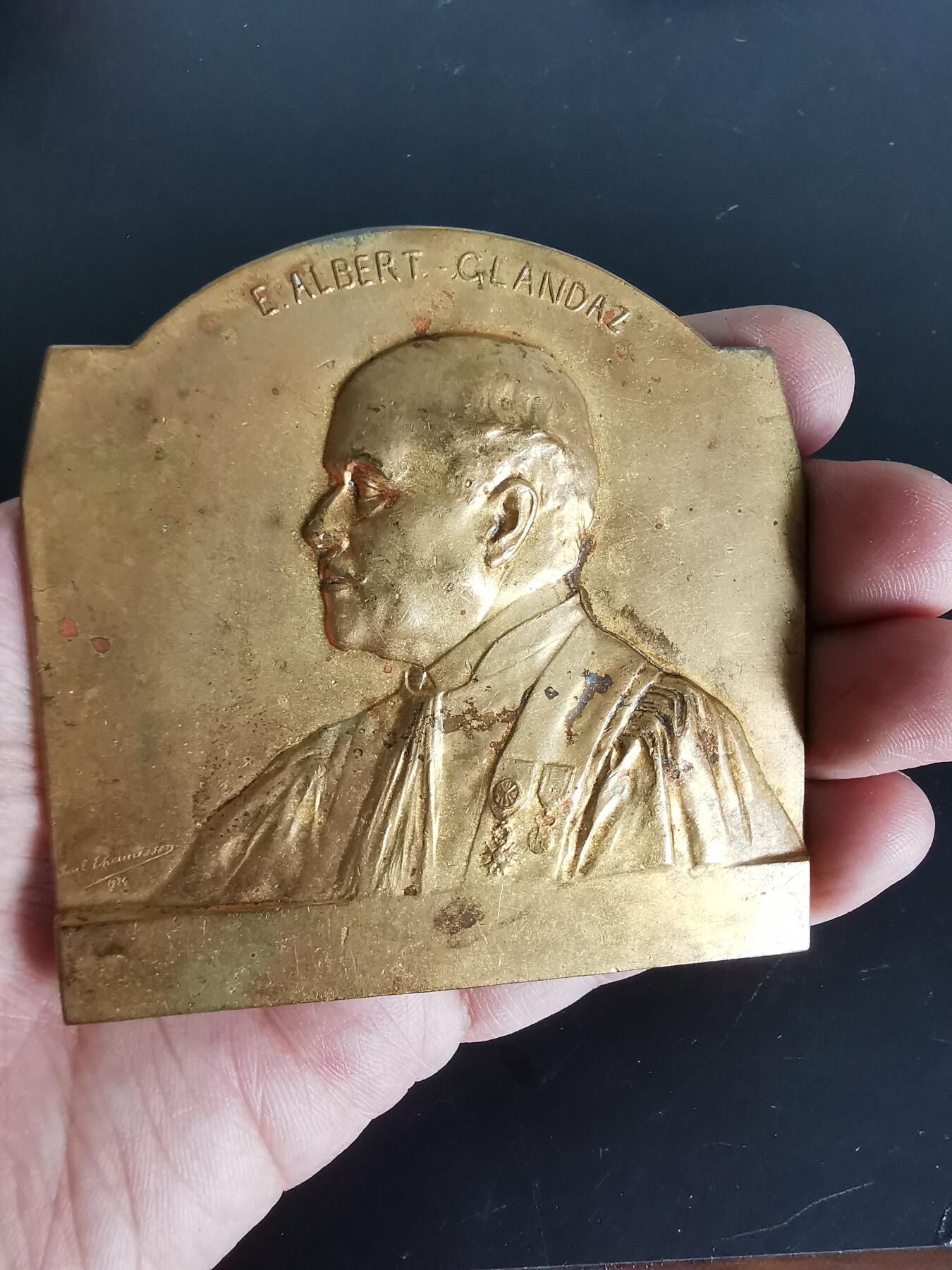 老王徽章第137期 法国航海家ALBERT GLANDAZ镀金方形大铜章    尺寸76×72mm   重量162.3g