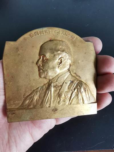 老王徽章第137期 - 法国航海家ALBERT GLANDAZ镀金方形大铜章    尺寸76×72mm   重量162.3g