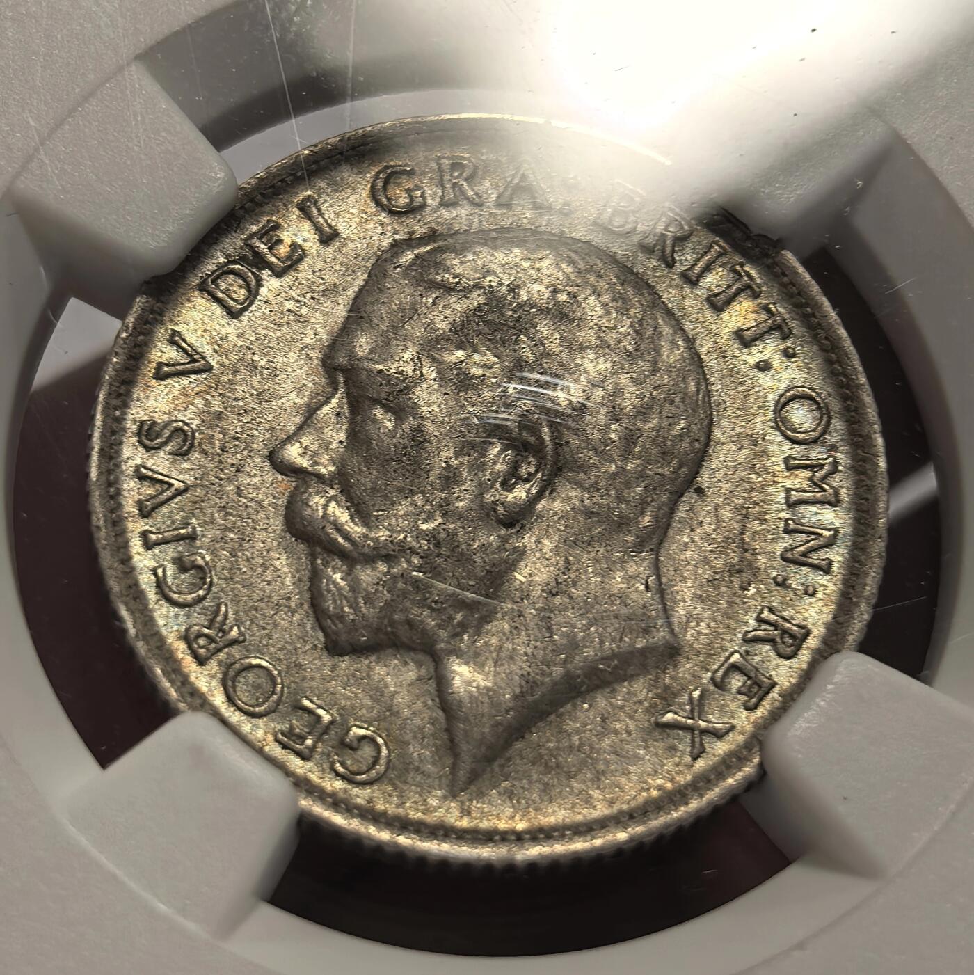 博洋堂德系小专场暨第132期（全场包邮） NGC MS63 英国1915年乔治五世一先令（高银版） 金黄色环彩包浆 狮子形象栩栩如生 麦稀奇首拍此品种的盒子币