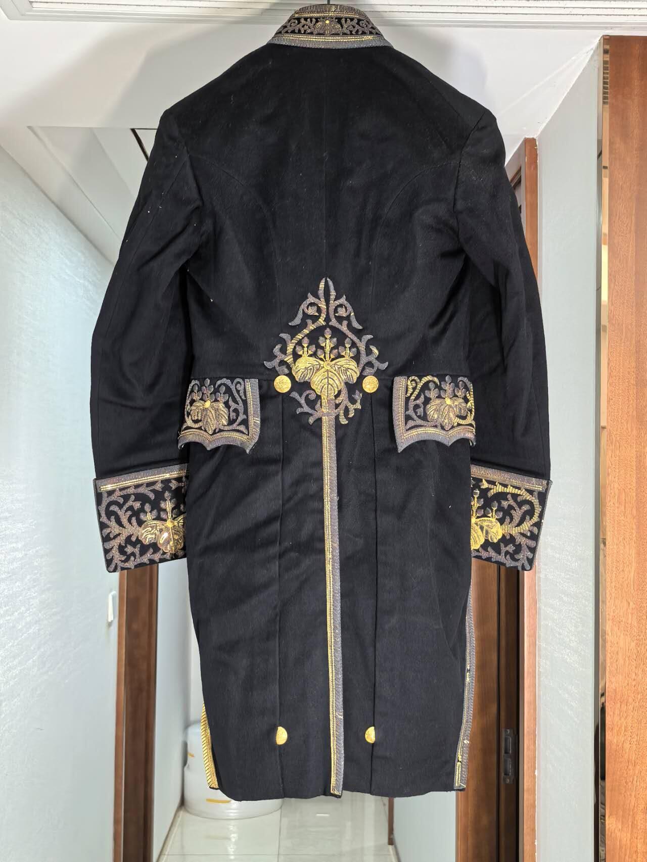 小驴勋章奖章收藏7月26日星期六晚18点拍卖（有偿代拍送拍规则在简介最后，店主微信码在最后一拍品，参拍须阅读规则后再参拍，关系到运费包装发货时效真假辨别等关键信息，送拍规则在最后介绍后面，8月2日暂停一期9日继续） 日本明治文官大礼服，羊毛金属刺绣，上百年衣物，不要问尺码，尺寸很小没法穿，金属刺绣部分碰触运输时会有损伤，介意勿拍