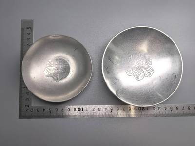 小驴勋章奖章收藏7月26日星期六晚18点拍卖（有偿代拍送拍规则在简介最后，店主微信码在最后一拍品，参拍须阅读规则后再参拍，关系到运费包装发货时效真假辨别等关键信息，送拍规则在最后介绍后面，8月2日暂停一期9日继续） - 日本县教育委员会桐叶图案锡酒杯一对