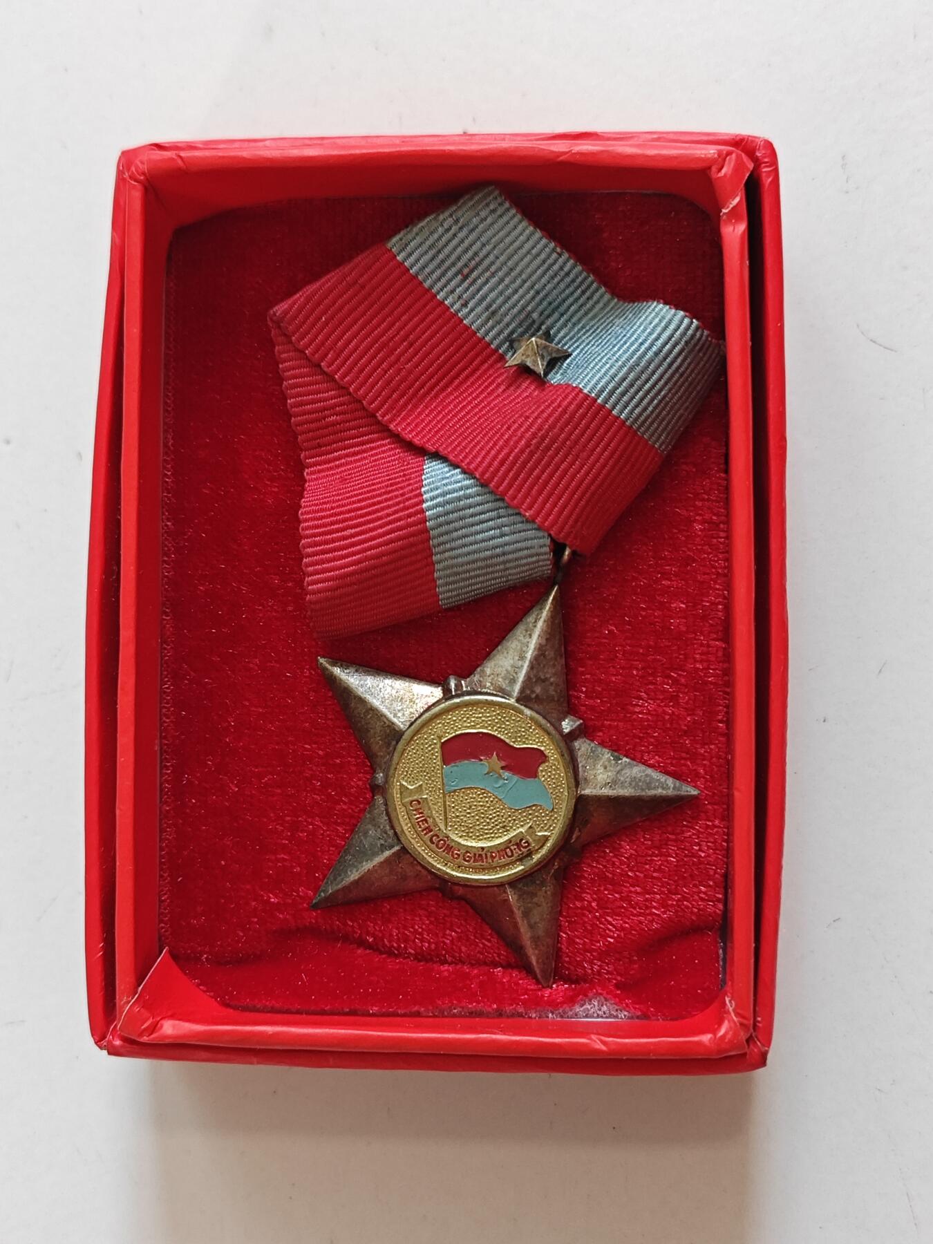 RimeNova韵星2025军品类夏季拍卖会-- RimeNova 2025 Summer Militaria Sale 越南南方共和国（越共）三级解放战功勋章带盒一套