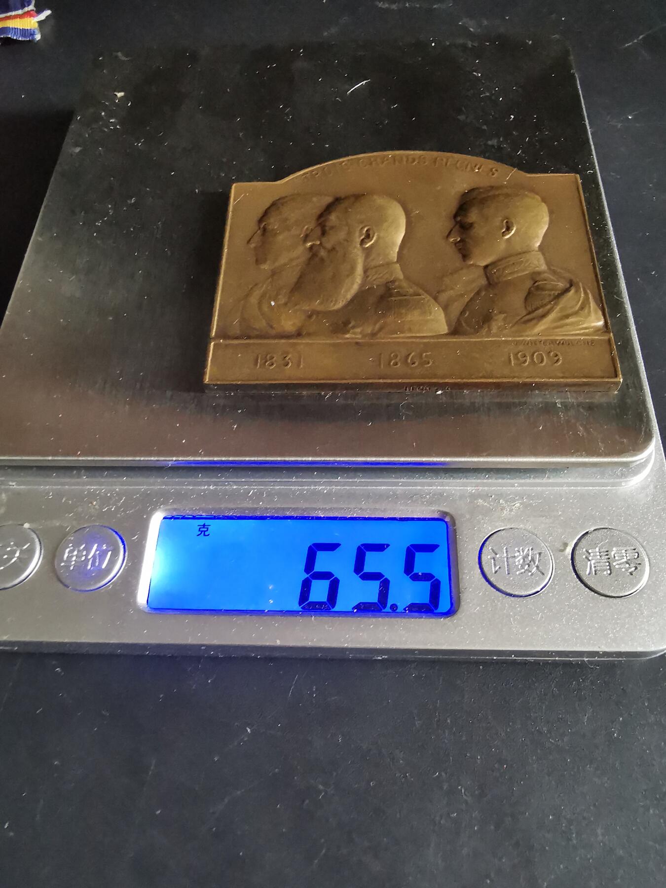 老王徽章第137期 比利时王国“三王同框”方形镀金大铜章    正面为比利时三位国王“利奥波德一世、利奥波德二世、阿尔贝一世”肖像     尺寸60×49mm   重量65.5g