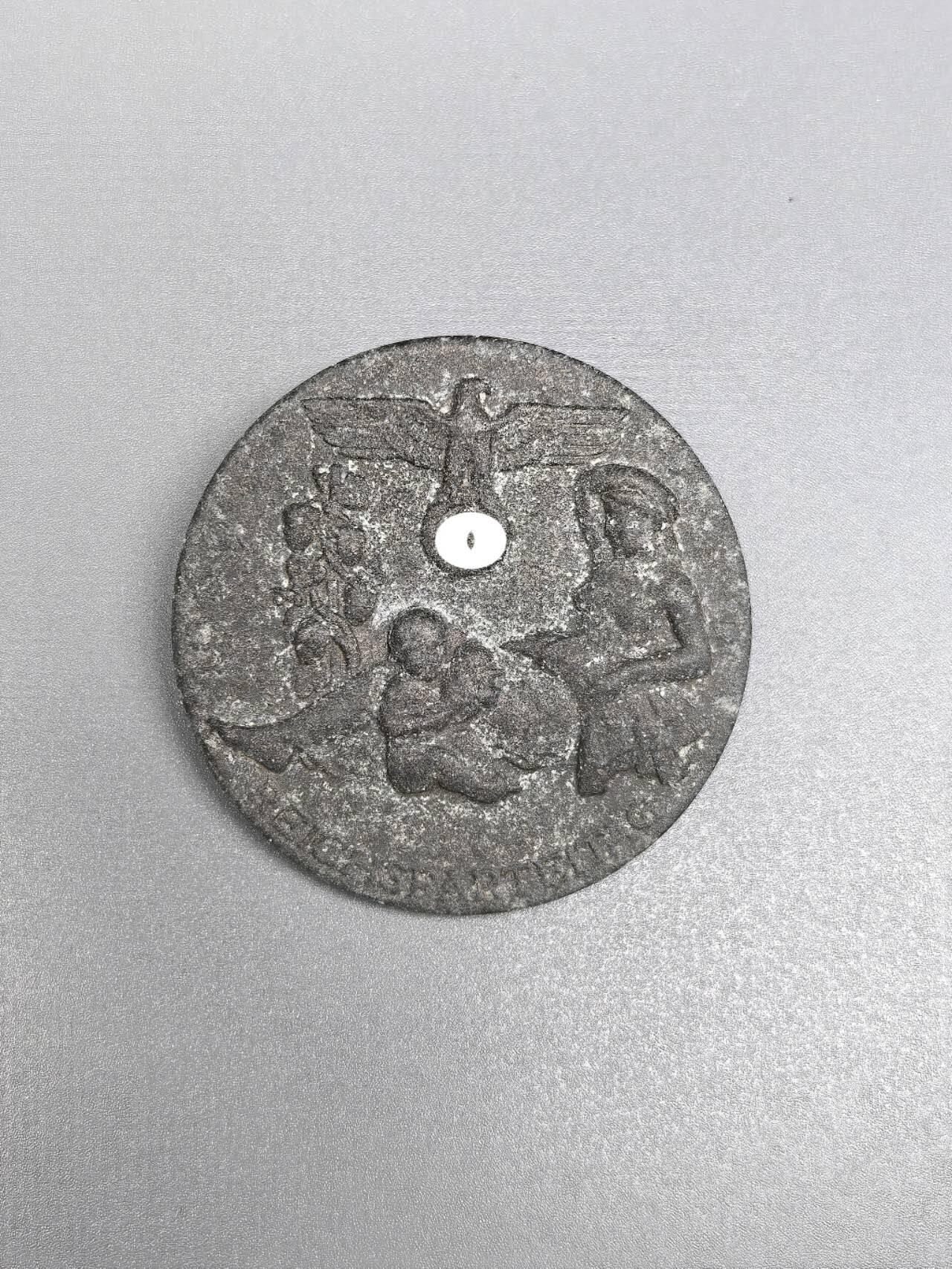 小驴勋章奖章收藏7月26日星期六晚18点拍卖（有偿代拍送拍规则在简介最后，店主微信码在最后一拍品，参拍须阅读规则后再参拍，关系到运费包装发货时效真假辨别等关键信息，送拍规则在最后介绍后面，8月2日暂停一期9日继续） 德国德三1939年NSDAP党代会徽章，背打RZM标,锌质镀银，品如图