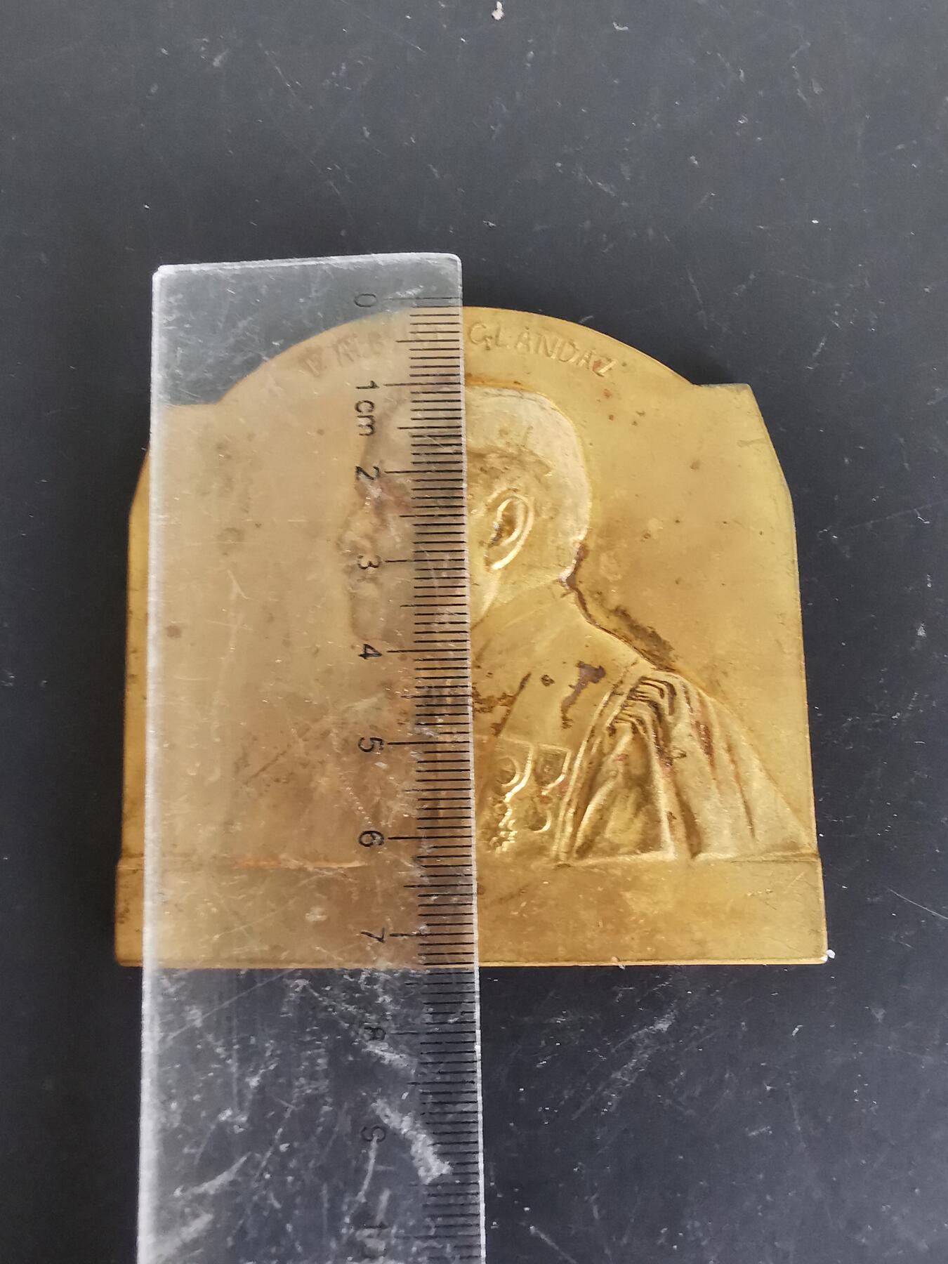老王徽章第137期 法国航海家ALBERT GLANDAZ镀金方形大铜章    尺寸76×72mm   重量162.3g