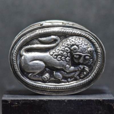 【良泉】【直播场】第三十五期，172组 银器、银饰、西方古代钱币专场，8月7日晚19.30点开拍！ - 20世纪【意大利】银质香盒，浮雕阿契美尼德波斯风格“狮子捕食羚羊”图案，49.7克