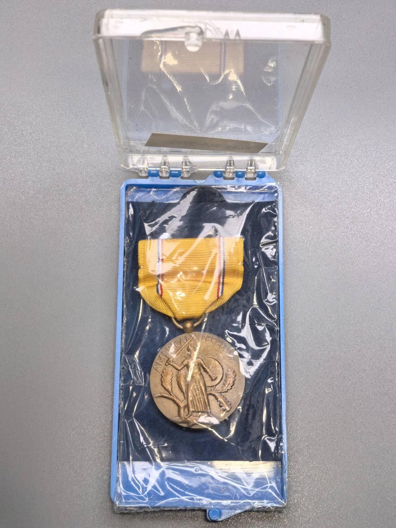 小驴勋章奖章收藏7月26日星期六晚18点拍卖（有偿代拍送拍规则在简介最后，店主微信码在最后一拍品，参拍须阅读规则后再参拍，关系到运费包装发货时效真假辨别等关键信息，送拍规则在最后介绍后面，8月2日暂停一期9日继续）