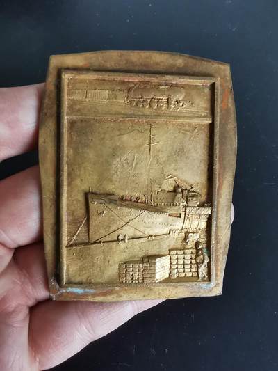 老王徽章第137期 - 法国海运业镀金方形大铜章    尺寸68×59mm  重量102.3g