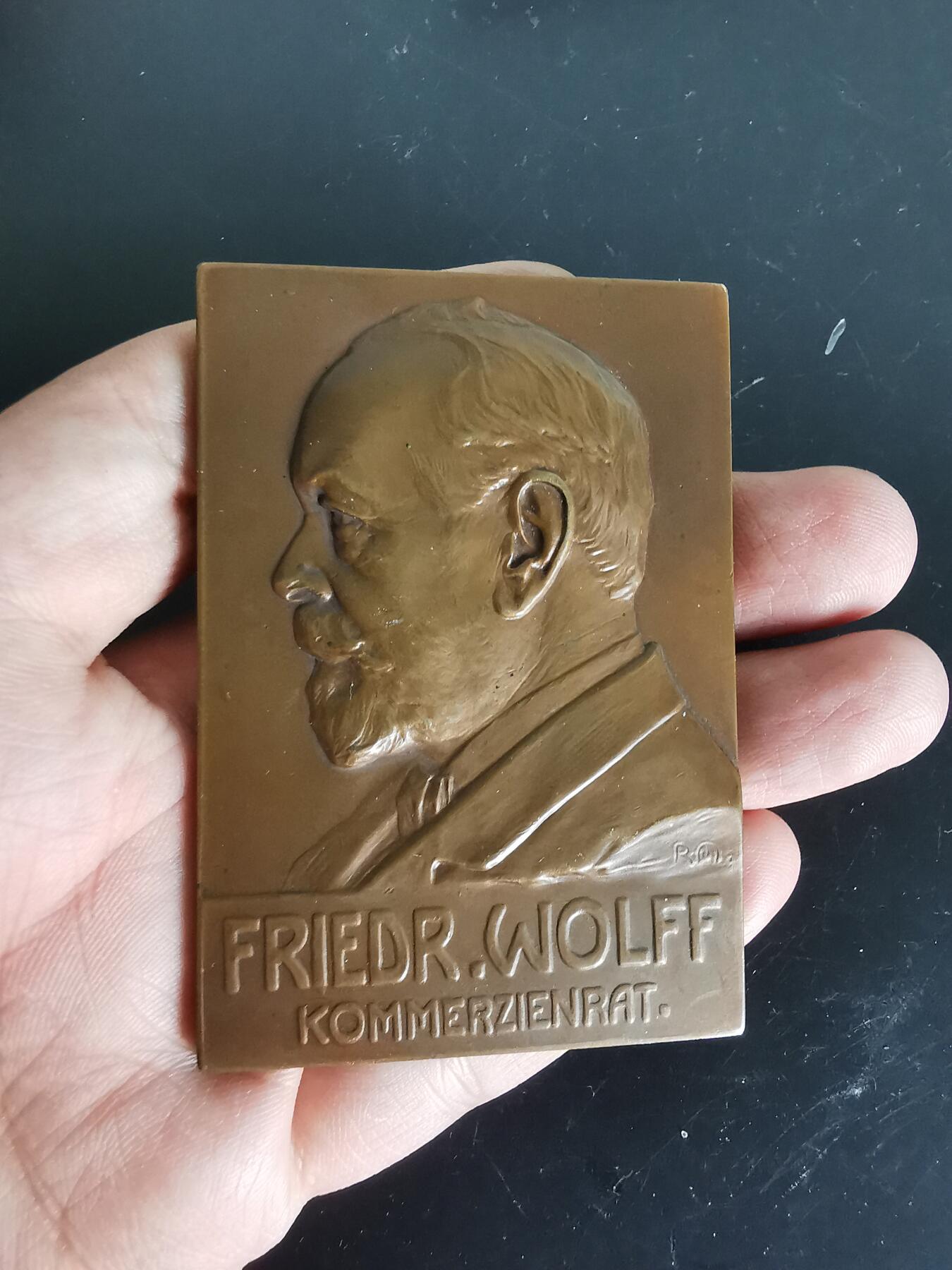 老王徽章第137期 德国著名香水制造商 F. WOLFF & SOHN 公司1857-1907成立50周年方形大铜章     尺寸72×50mm   重量99.8g