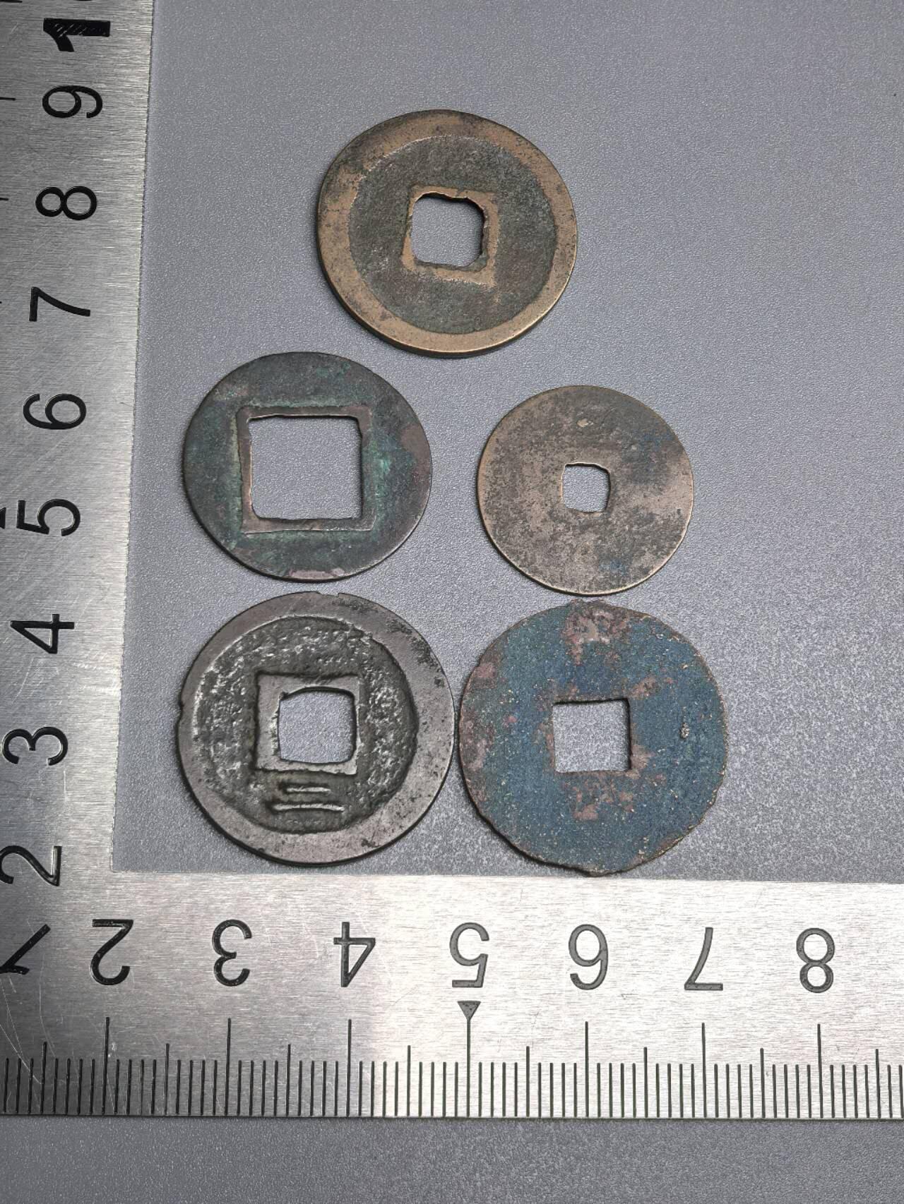 小驴勋章奖章收藏7月26日星期六晚18点拍卖（有偿代拍送拍规则在简介最后，店主微信码在最后一拍品，参拍须阅读规则后再参拍，关系到运费包装发货时效真假辨别等关键信息，送拍规则在最后介绍后面，8月2日暂停一期9日继续） 铜钱一组品如图