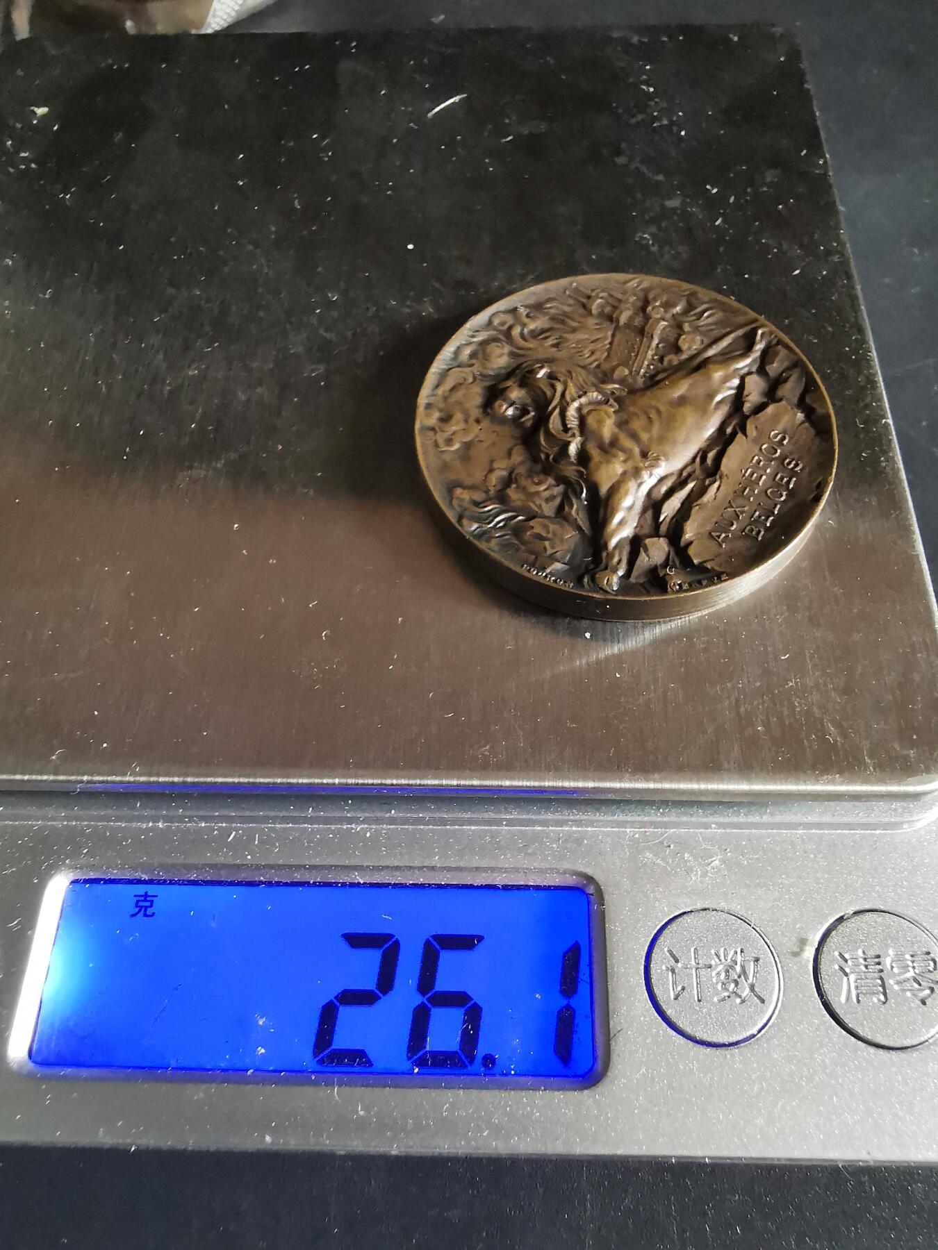 老王徽章第137期 比利时一战大铜章   正面为“致比利时英雄”的咆哮雄狮    背面为1914年8月4日阿尔贝一世国王做全国动员演讲的一段话，该日，德国入侵比利时      直径37mm   重量26.1g