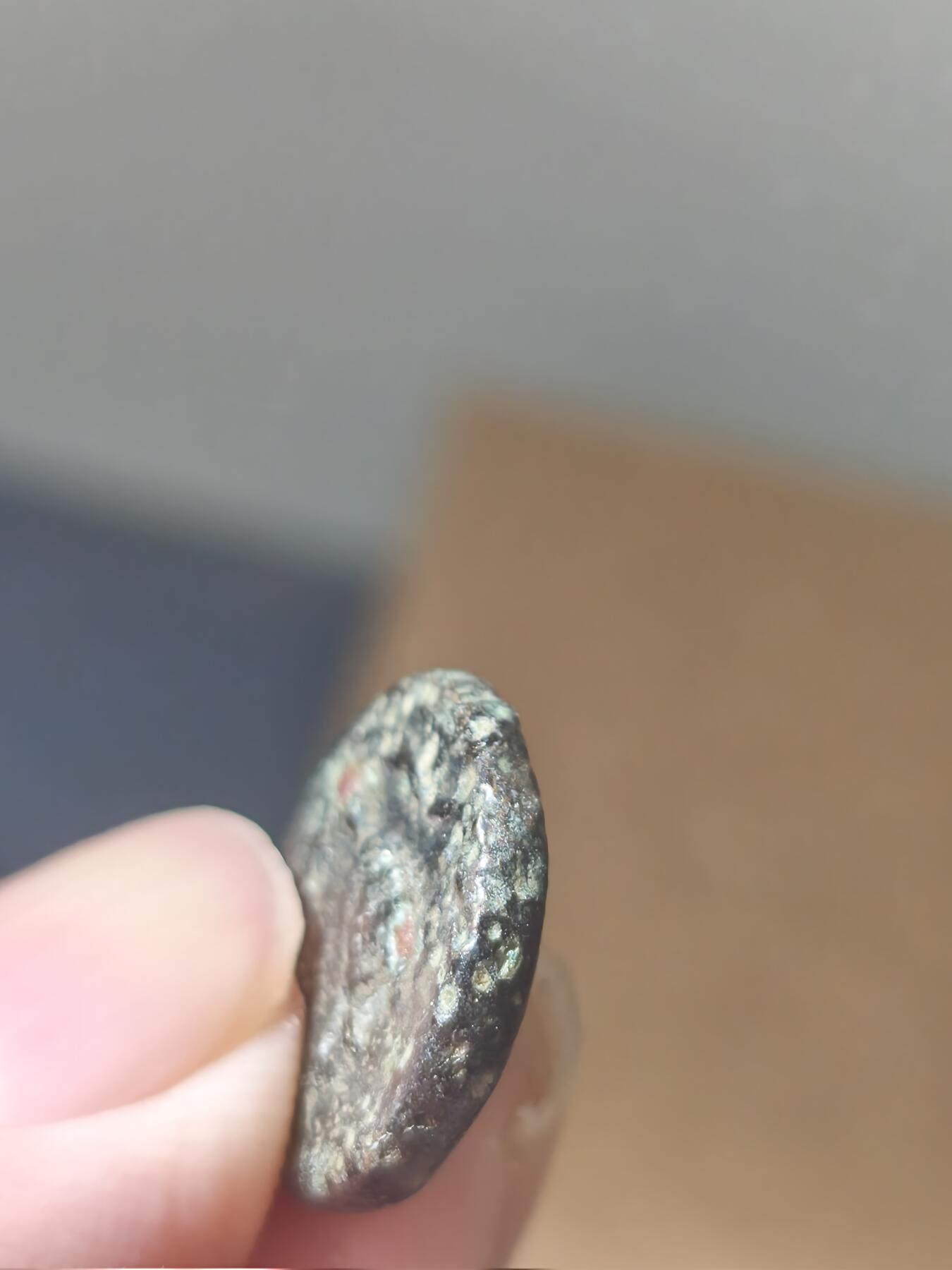 星盘世界钱币7.30藏家专场（非直播场，机器人自己拍） 马其顿亚历山大三世头盔希腊化时期 马其顿王国 亚历山大三世时期铜币16mm，4.5g，面值1/2单位，或为安菲波利斯城（Amphipolis）发行于公元前288-前277年。正面：中心为字母图案的盾牌背面：带马尾头饰的马其顿头盔马其顿位于希腊北部，被雅典等阿提卡城邦视为蛮夷，公元前4世纪中叶凭借武力统一希腊世界，并由亚历山大大帝开启了希腊化时代。此枚钱币属于非常有代表性的品种