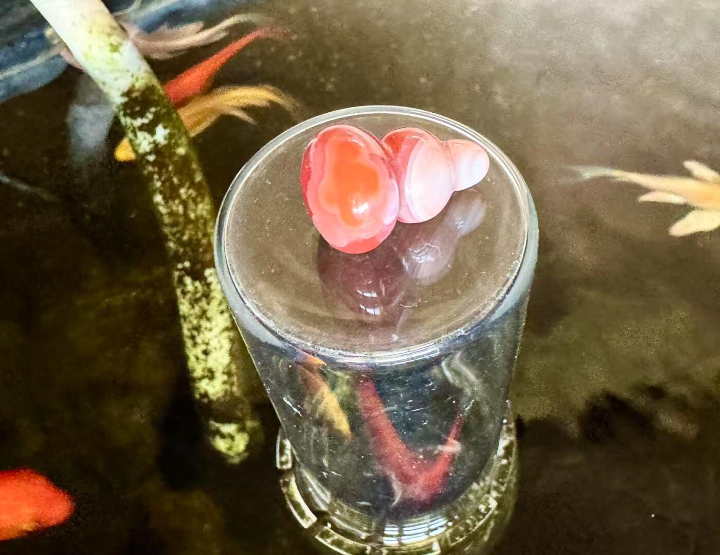 零元拍：南红玛瑙葫芦，纯手工，含缠丝水晶，有隐裂，都是十多年前的存货了，尺寸约：高 26mm，大肚 17mm。小肚13MM，因为拍照环境以及光线的变化，颜色以实物为准。