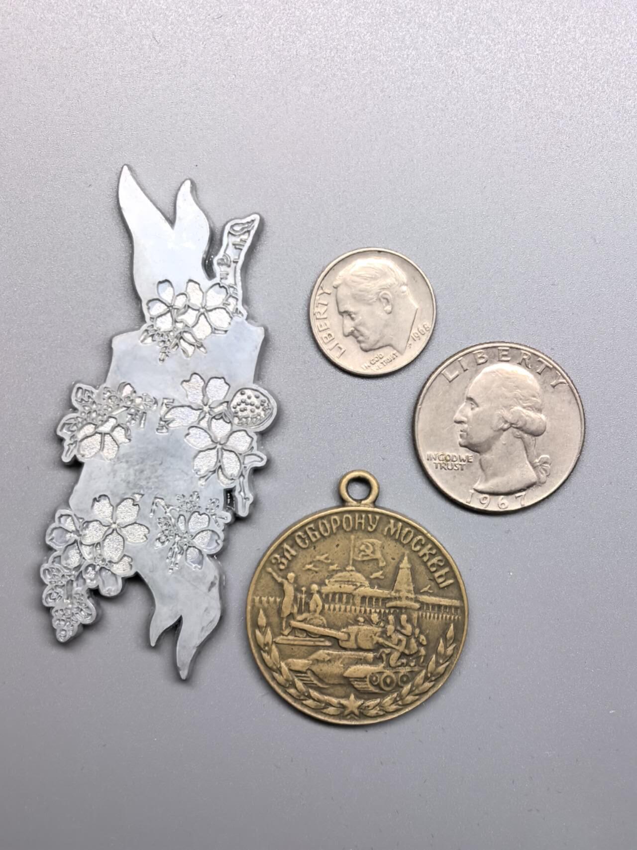 小驴勋章奖章收藏7月26日星期六晚18点拍卖（有偿代拍送拍规则在简介最后，店主微信码在最后一拍品，参拍须阅读规则后再参拍，关系到运费包装发货时效真假辨别等关键信息，送拍规则在最后介绍后面，8月2日暂停一期9日继续） 苏联保卫莫斯科奖章（请自辨真假）+美元杂项一组
