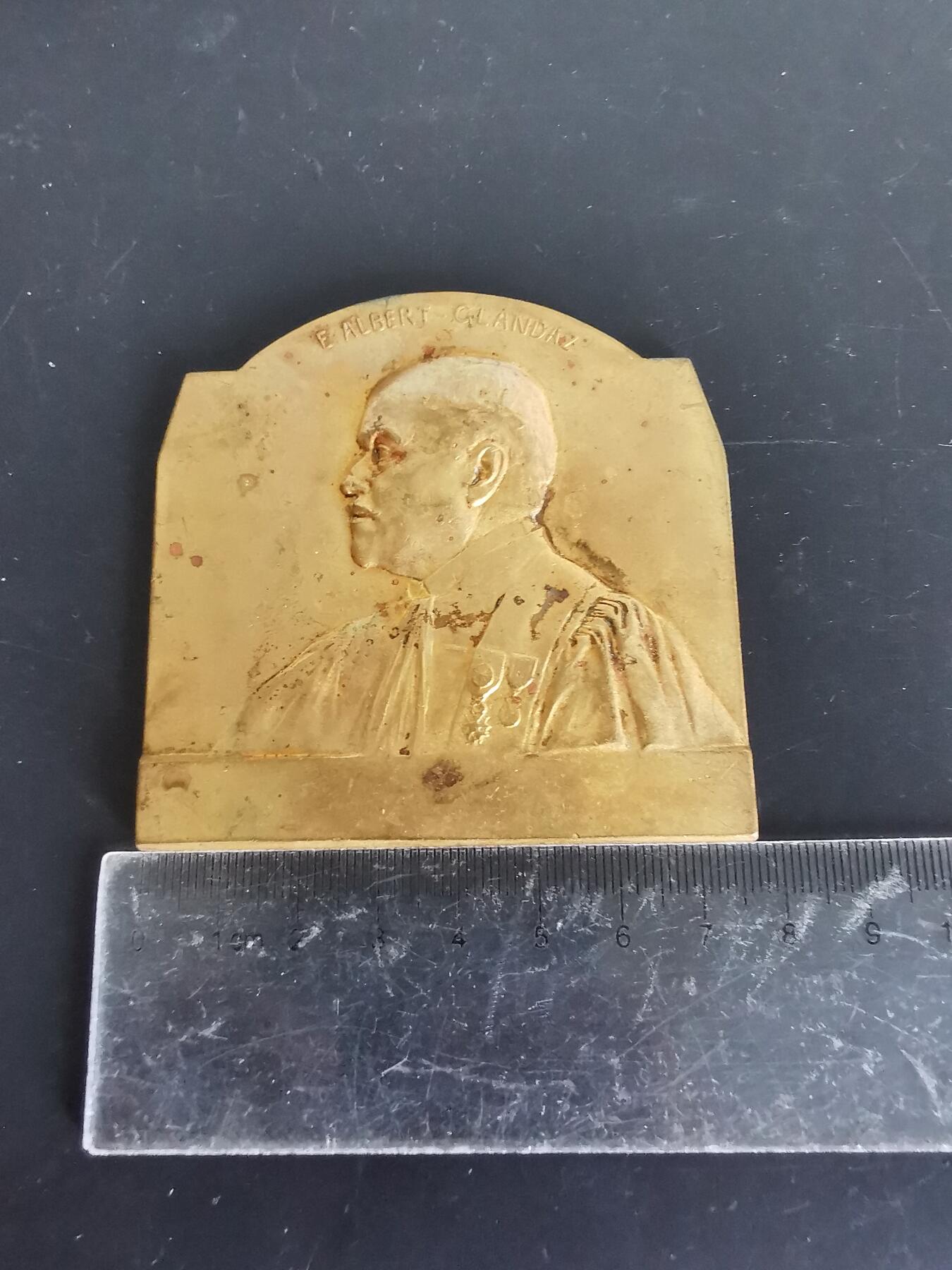 老王徽章第137期 法国航海家ALBERT GLANDAZ镀金方形大铜章    尺寸76×72mm   重量162.3g
