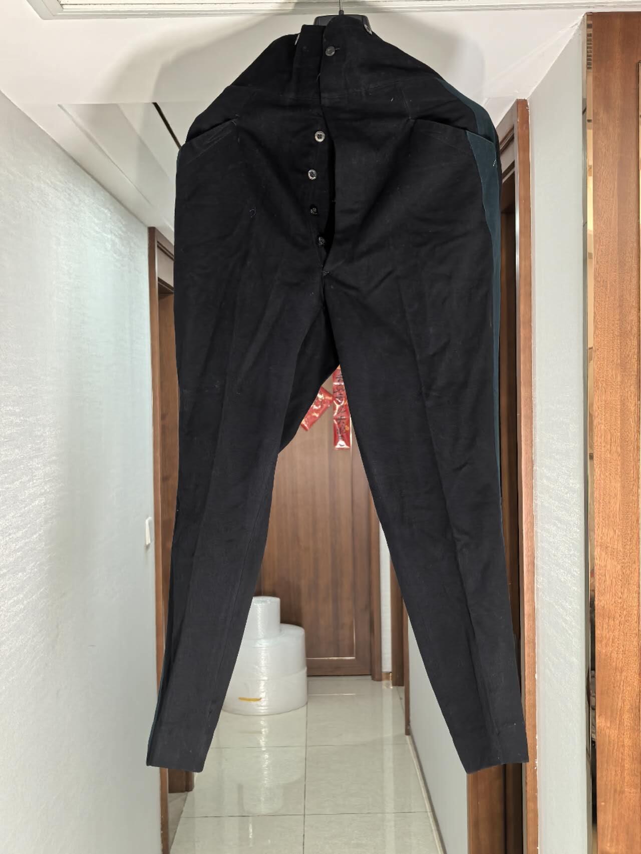 小驴勋章奖章收藏7月26日星期六晚18点拍卖（有偿代拍送拍规则在简介最后，店主微信码在最后一拍品，参拍须阅读规则后再参拍，关系到运费包装发货时效真假辨别等关键信息，送拍规则在最后介绍后面，8月2日暂停一期9日继续） 日本明治军医中佐礼服衣服、裤子、腰带一套，胸前有多处挂勋章联排和星芒章的绳结，羊毛金属刺绣，上百年衣物，不要问尺码，尺寸很小没法穿，金属刺绣部分碰触运输时会有损伤，介意勿拍
