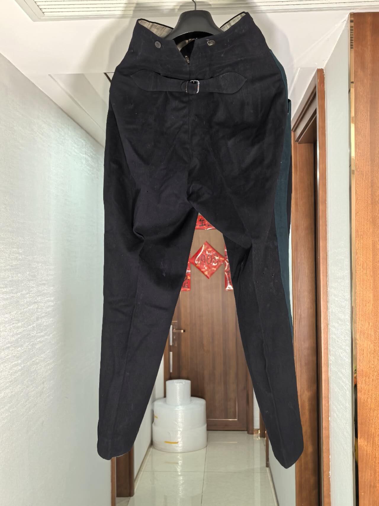 小驴勋章奖章收藏7月26日星期六晚18点拍卖（有偿代拍送拍规则在简介最后，店主微信码在最后一拍品，参拍须阅读规则后再参拍，关系到运费包装发货时效真假辨别等关键信息，送拍规则在最后介绍后面，8月2日暂停一期9日继续） 日本明治军医中佐礼服衣服、裤子、腰带一套，胸前有多处挂勋章联排和星芒章的绳结，羊毛金属刺绣，上百年衣物，不要问尺码，尺寸很小没法穿，金属刺绣部分碰触运输时会有损伤，介意勿拍