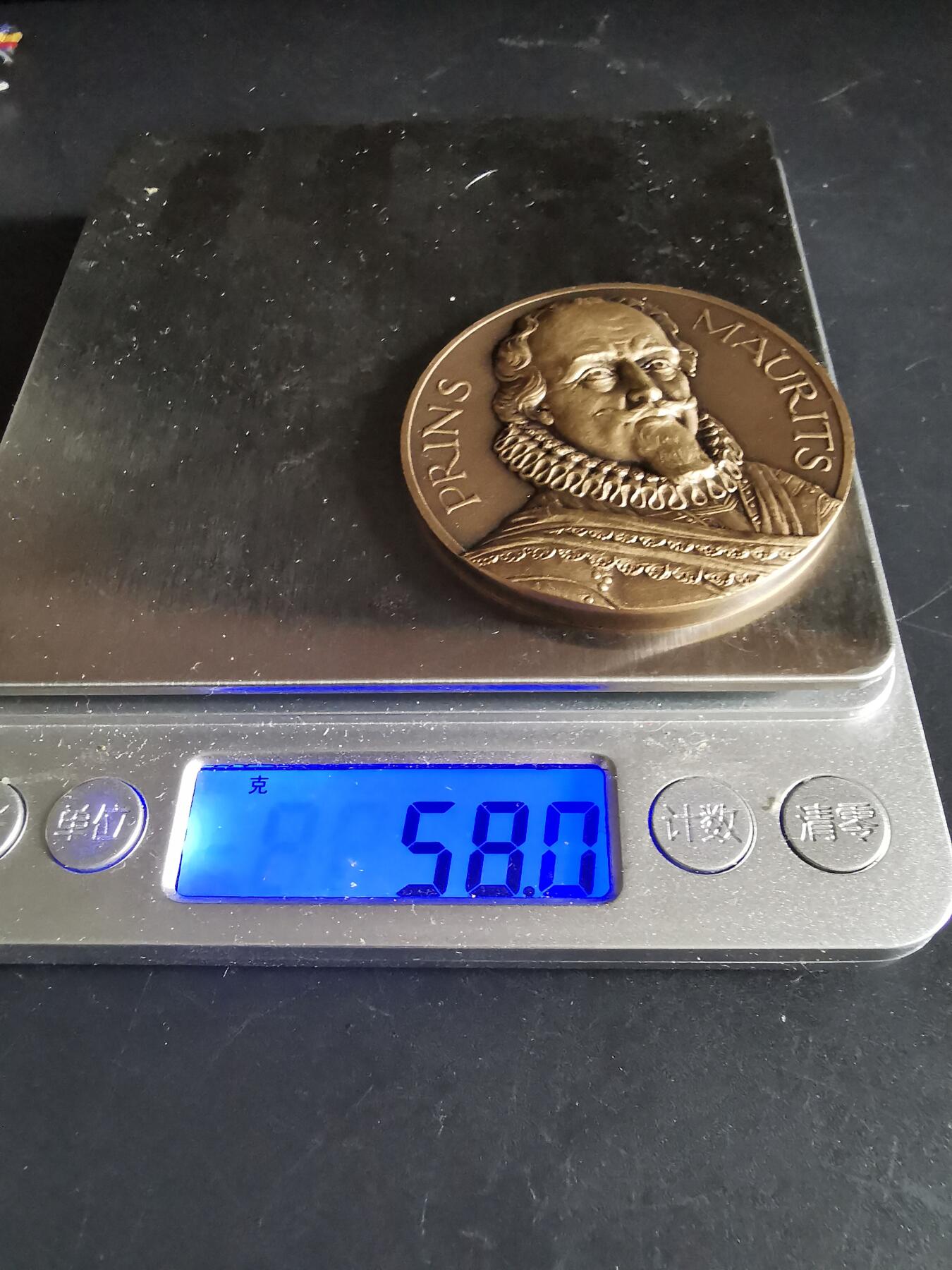 老王徽章第137期 荷兰1938年历代国王系列大铜章   莫里斯亲王    直径50mm   重量58g