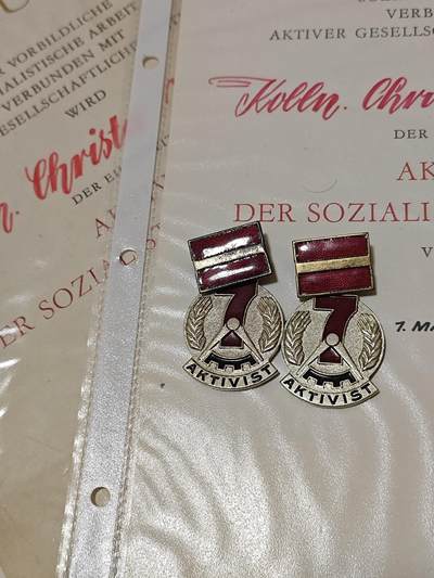 RimeNova韵星2025军品类夏季拍卖会-- RimeNova 2025 Summer Militaria Sale -  民主德国社会主义功勋活动家奖章，同一人两套