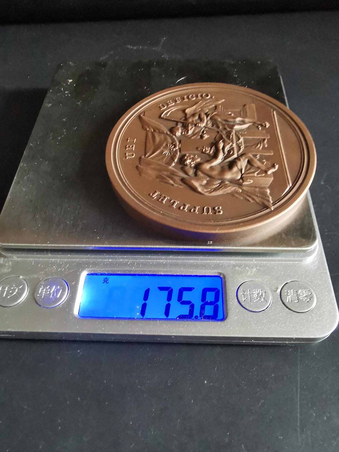 老王徽章第137期 德国大铜章   斯图加特卡尔斯军事与艺术学校    直径72mm   重量175.8g