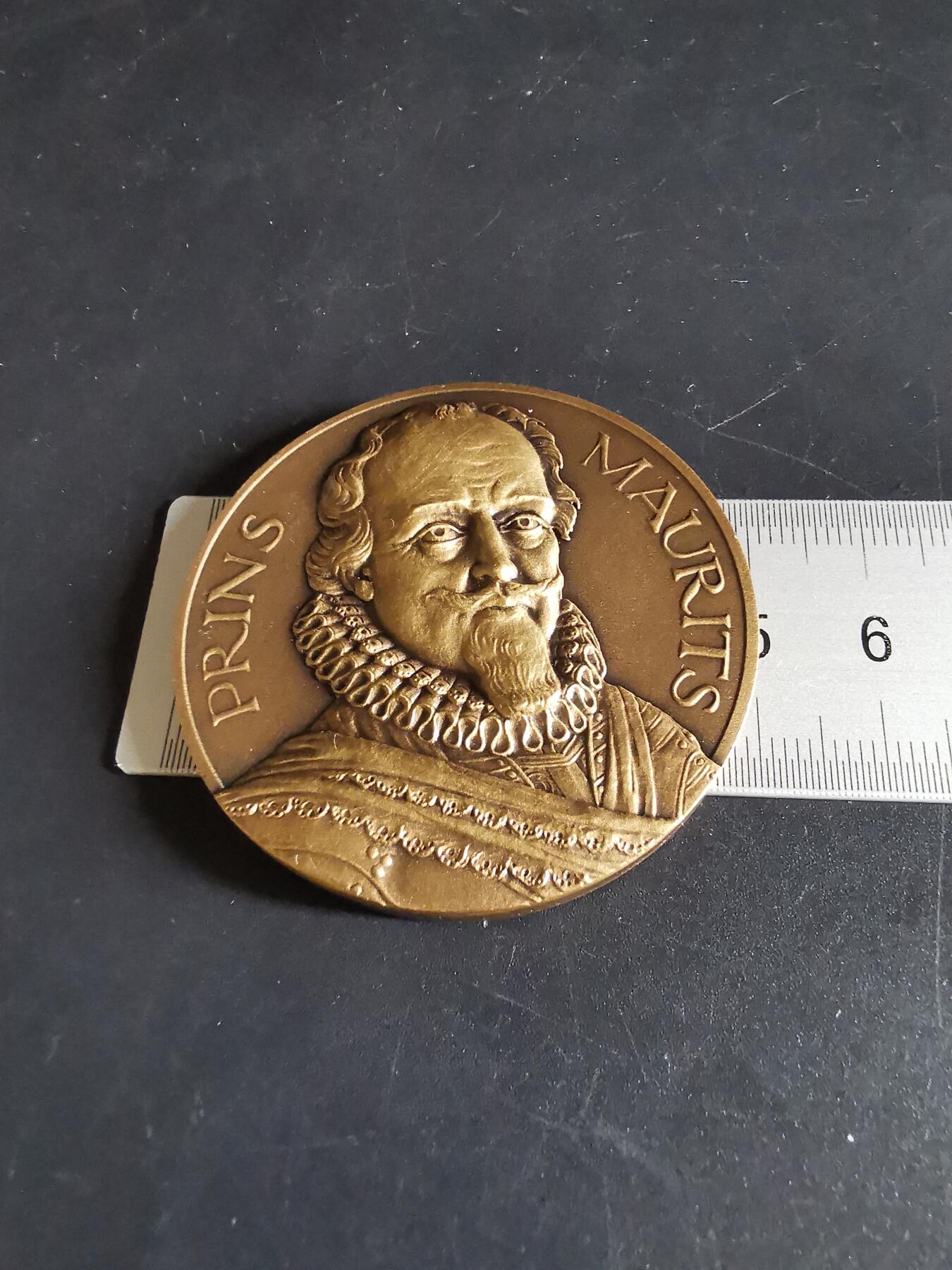 老王徽章第137期 荷兰1938年历代国王系列大铜章   莫里斯亲王    直径50mm   重量58g